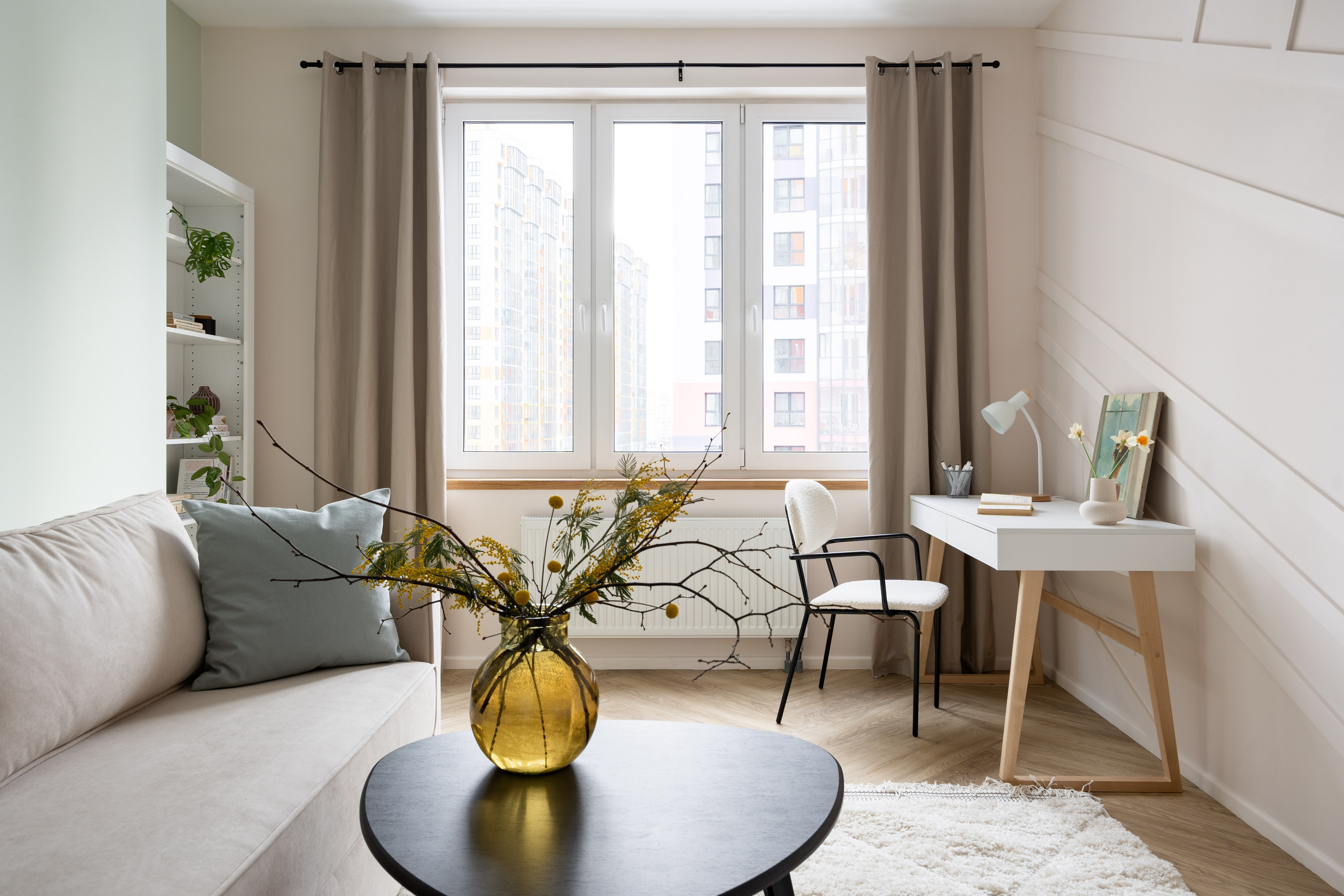 Гостиная в скандинавском стиле с мягкими диванами, журнальным столом.