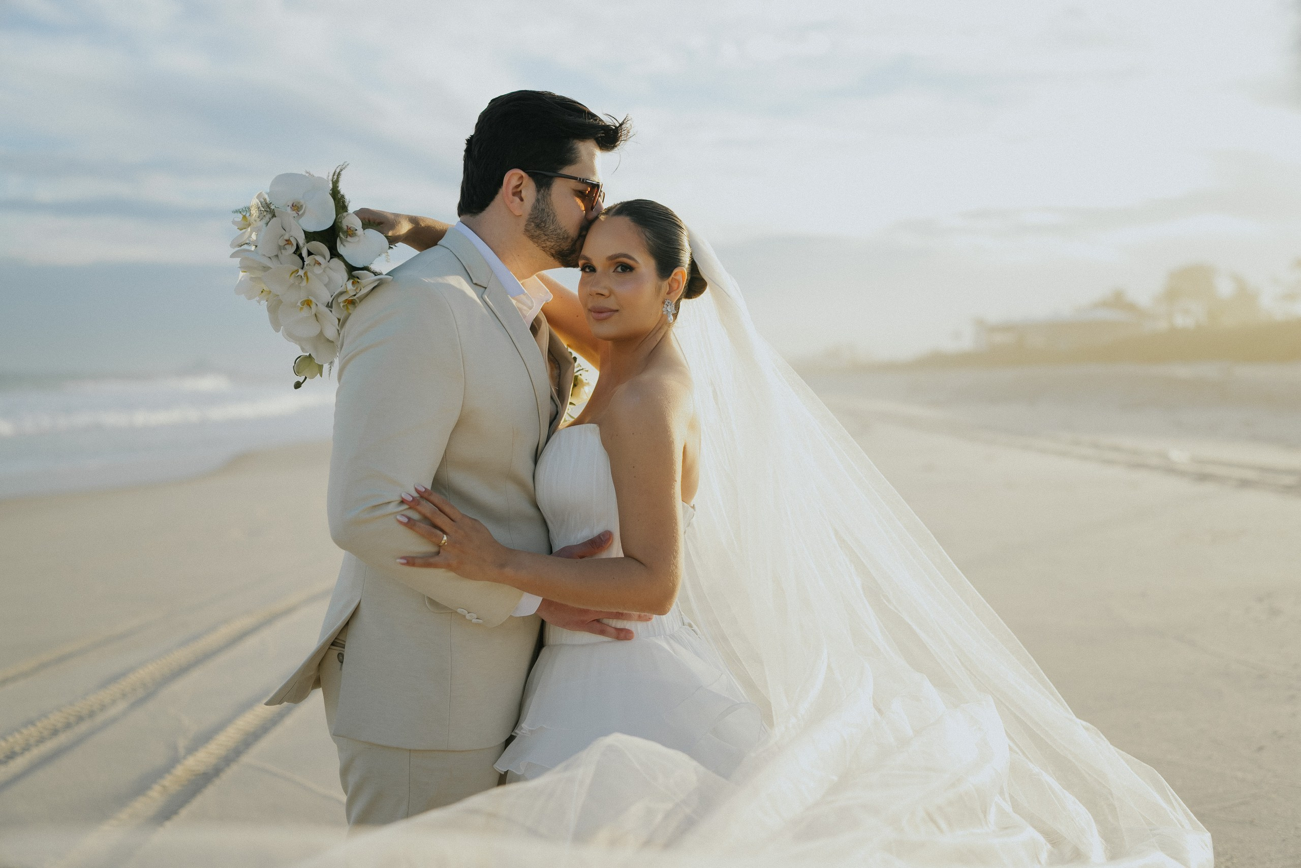 Destination wedding com casal elegante em cenário tropical no Rio de Janeiro