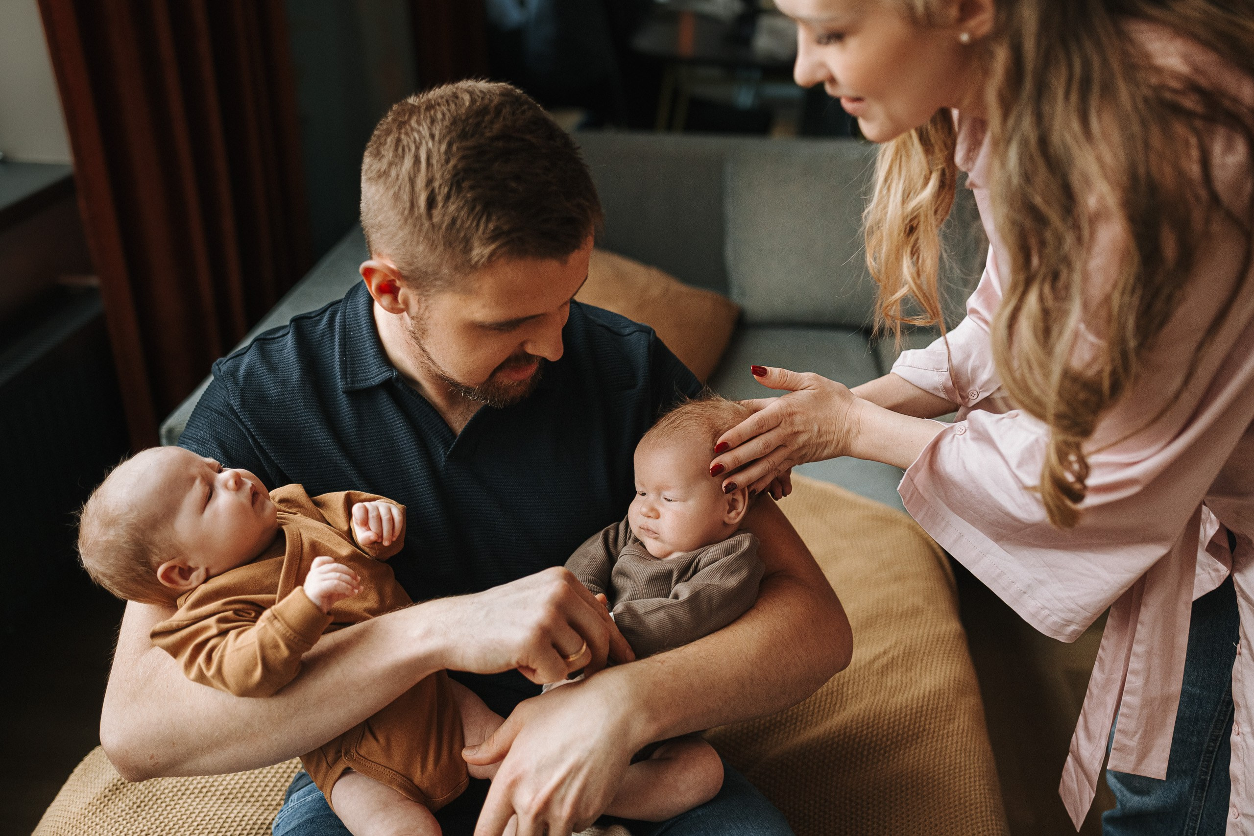 IETEIKUMI ĢIMENES FOTOSESIJAI MĀJĀS