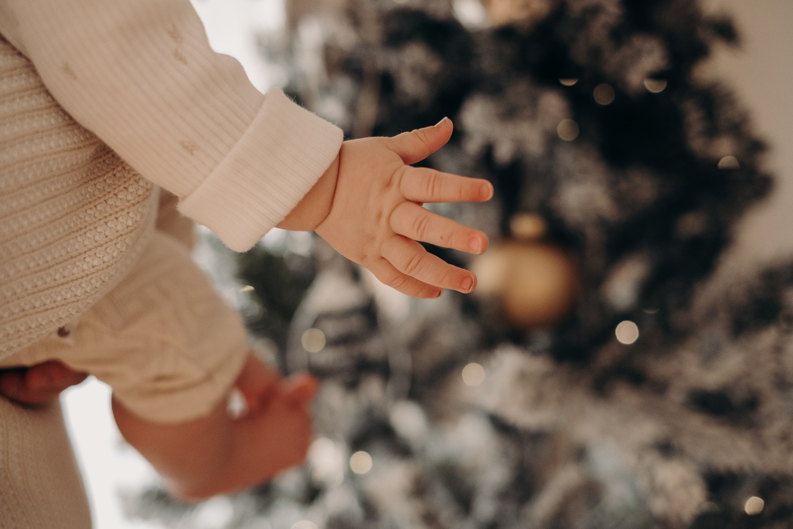 Weihnachtsfotoshooting bei euch zu Hause. Eure authentischen Familien- & Newbornmomente –erzählt in Fotos & Videos