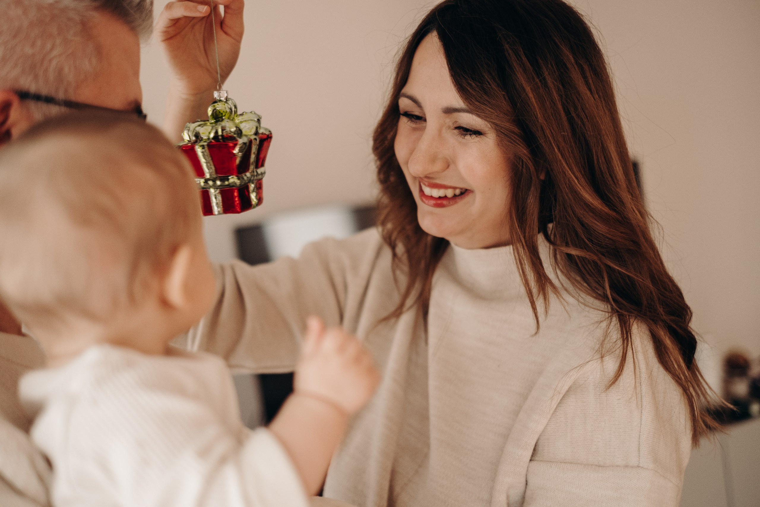 Weihnachtsfotoshooting bei euch zu Hause. Eure authentischen Familien- & Newbornmomente –erzählt in Fotos & Videos