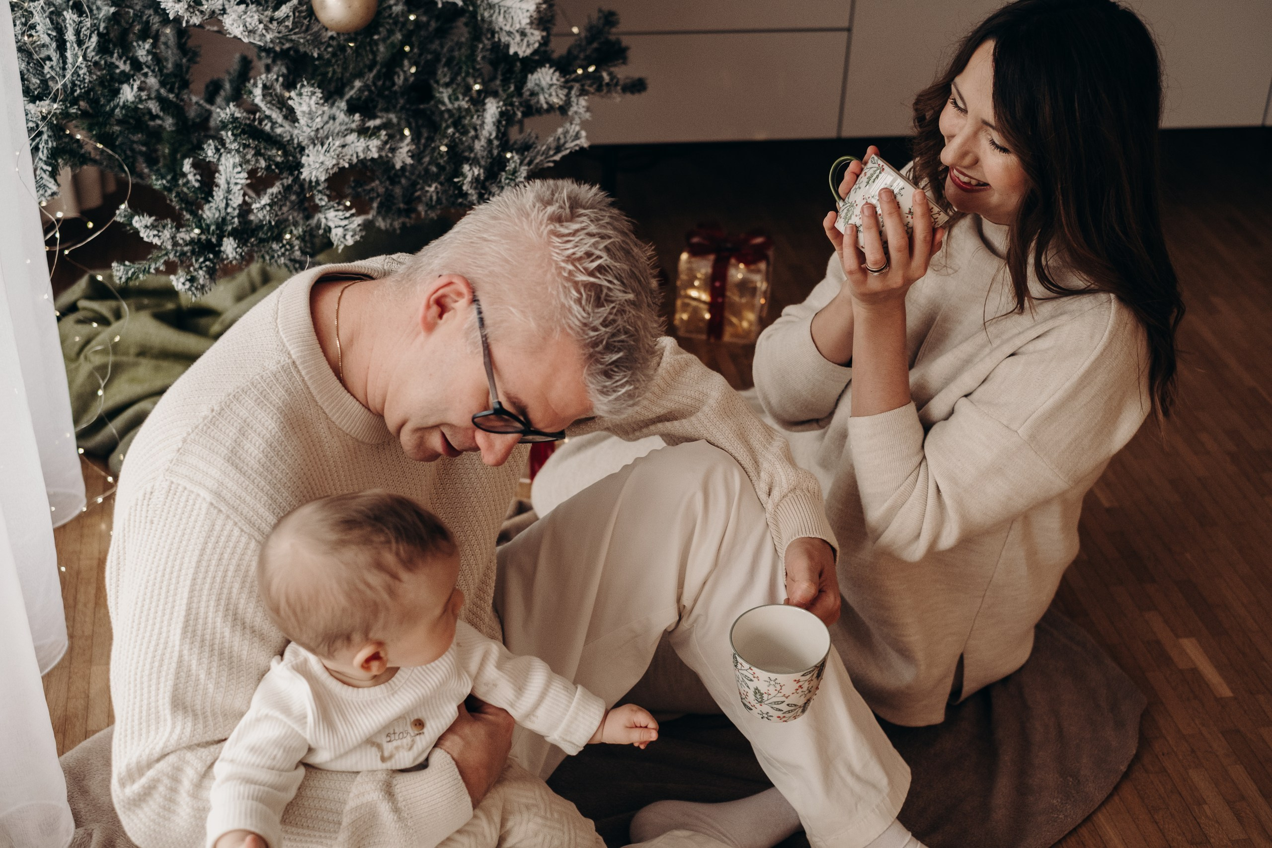 Weihnachtsfotoshooting bei euch zu Hause. Eure authentischen Familien- & Newbornmomente –erzählt in Fotos & Videos