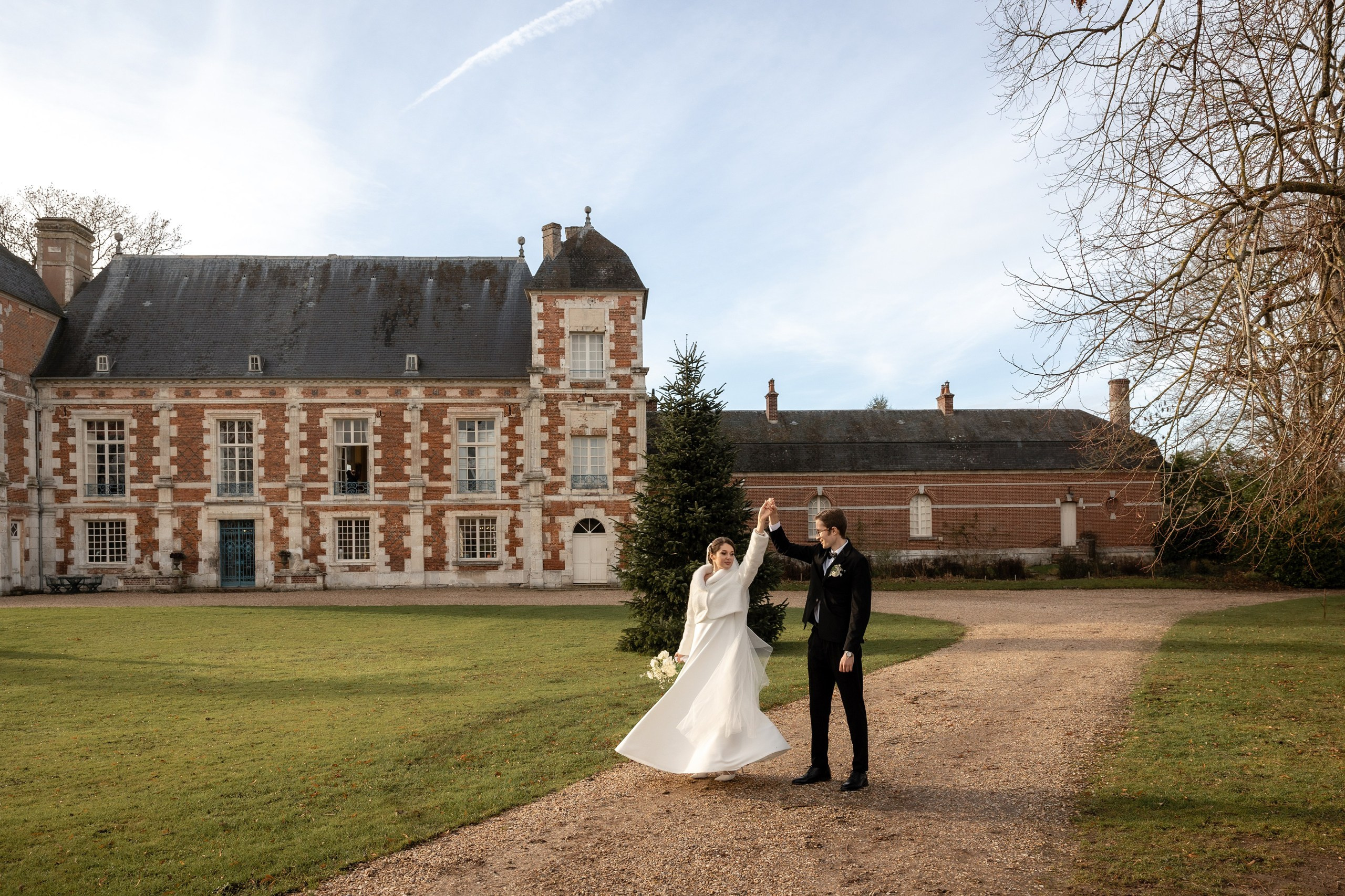 Mariage destination dans un château en Dordogne devant une architecture historique.