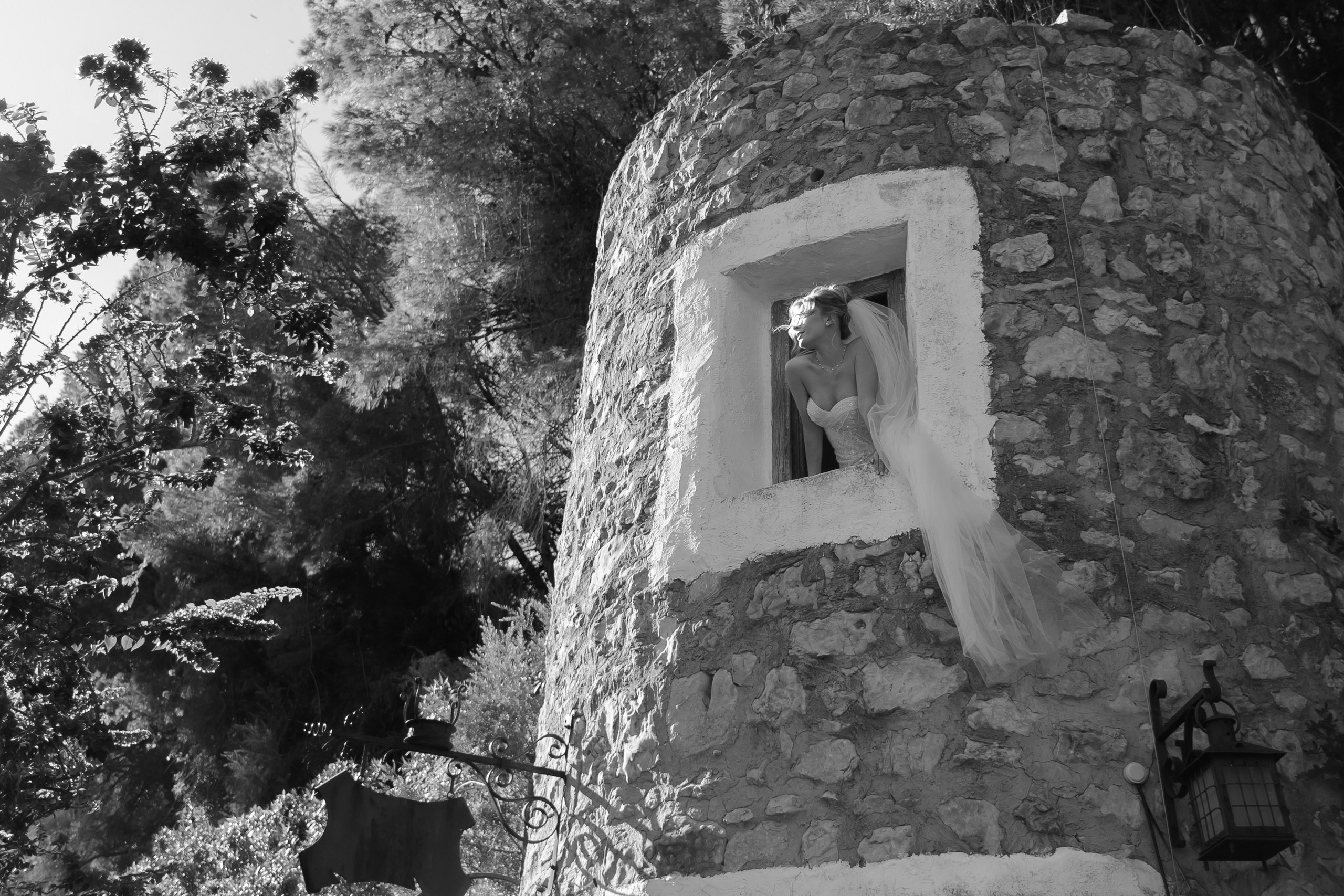 Historischer Steinturm an der Costa Blanca, Schwarz-Weiß-Detailaufnahme einer Hochzeit in Alicante
