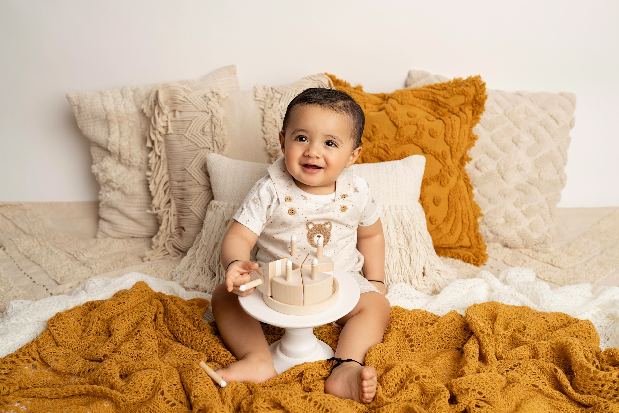 SITTER. Newborn, Sitter and Cake Smash Photographer in Doha, Qatar