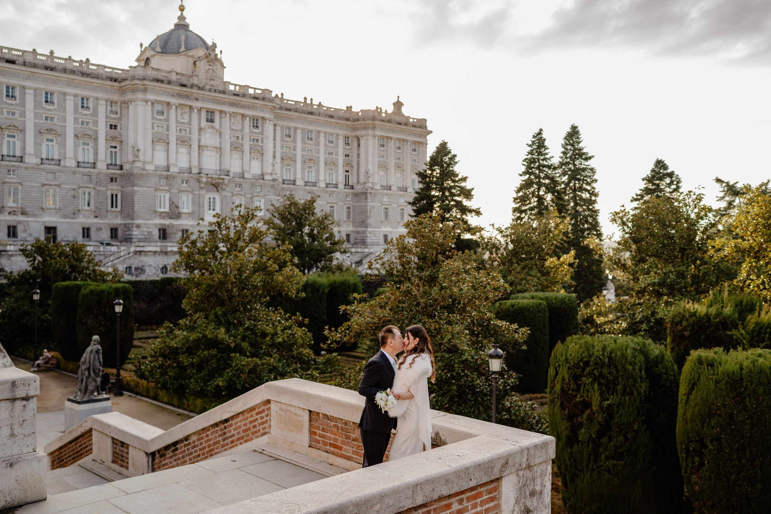 Married couple photoshoot in the Royal Palace, Madrid.