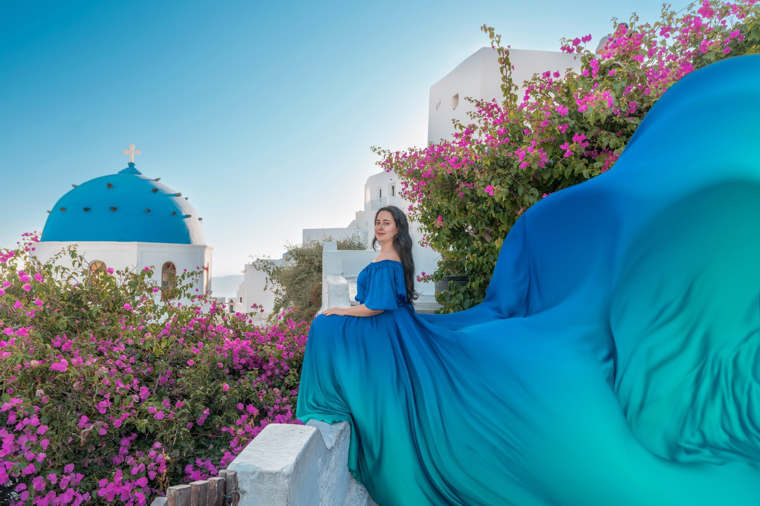 5 conseils essentiels pour une séance photo époustouflante à Santorin. Photographe vidéaste à Santorin|Séances photos de Robe volante Santorin|