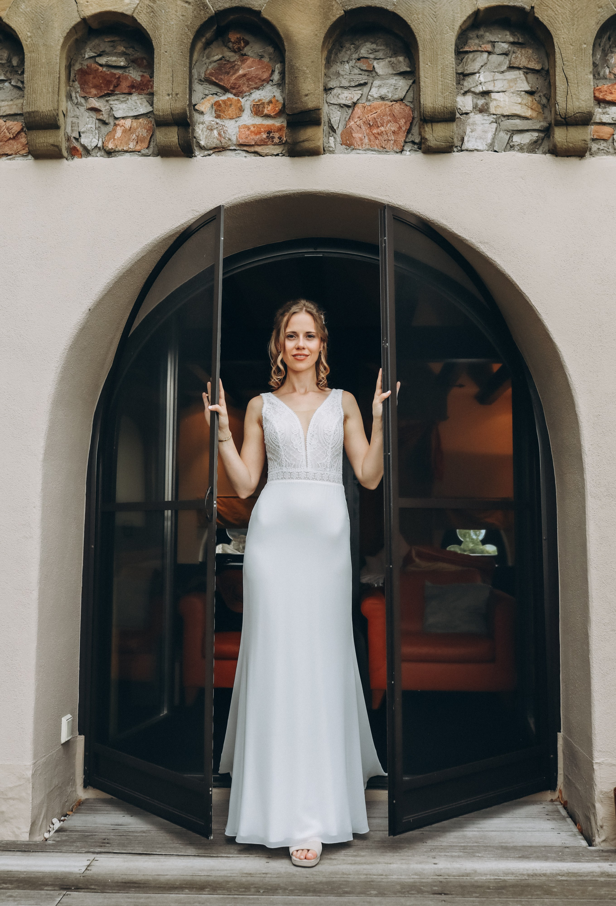 Natürliches Paarshooting über den Weinbergen der Burg Schwarzenstein – Hochzeitsfotografin Frankfurt am Main