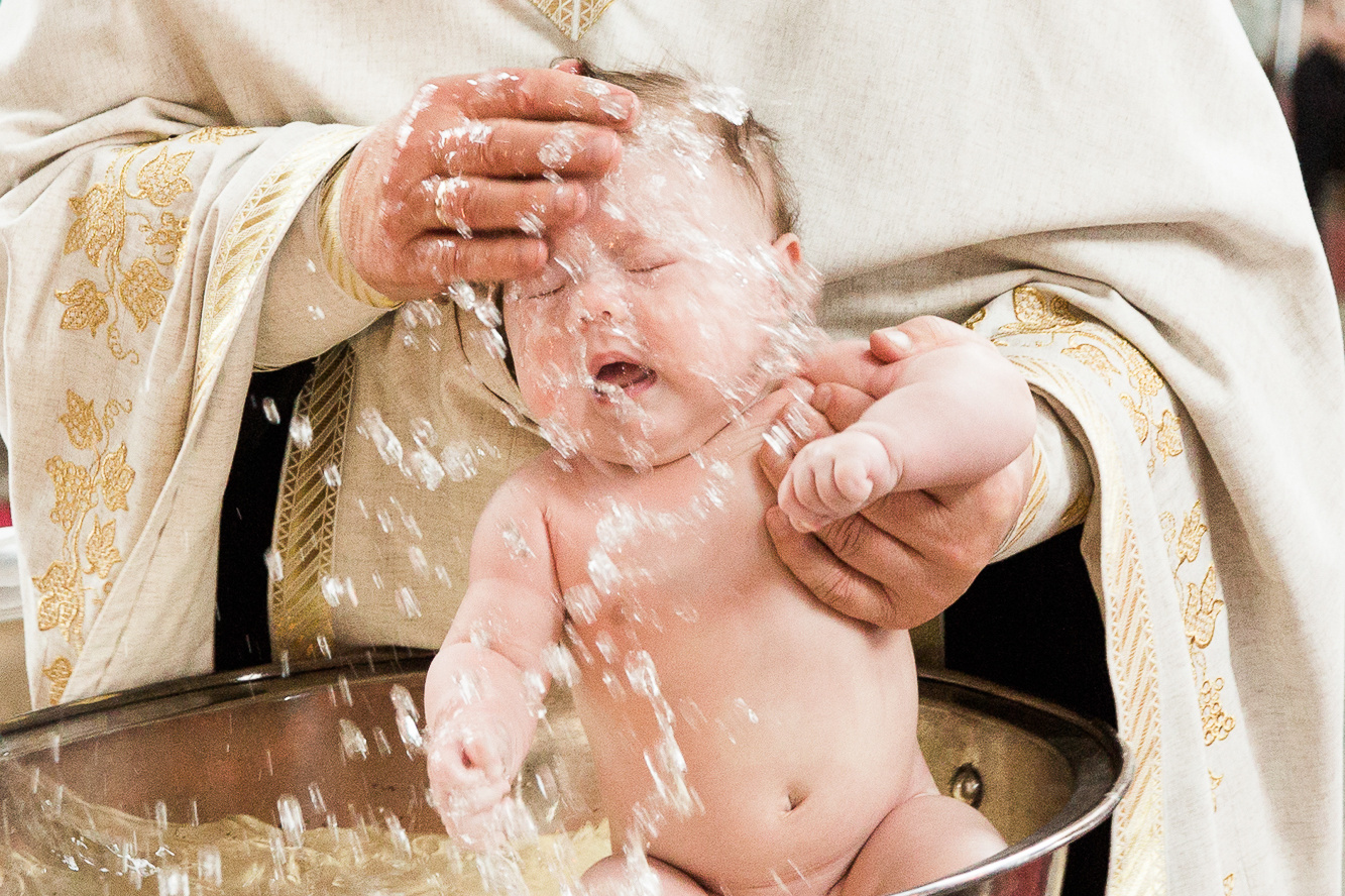 Ristiäiskuvaus Helsingissä Uspenskin katedraalissa