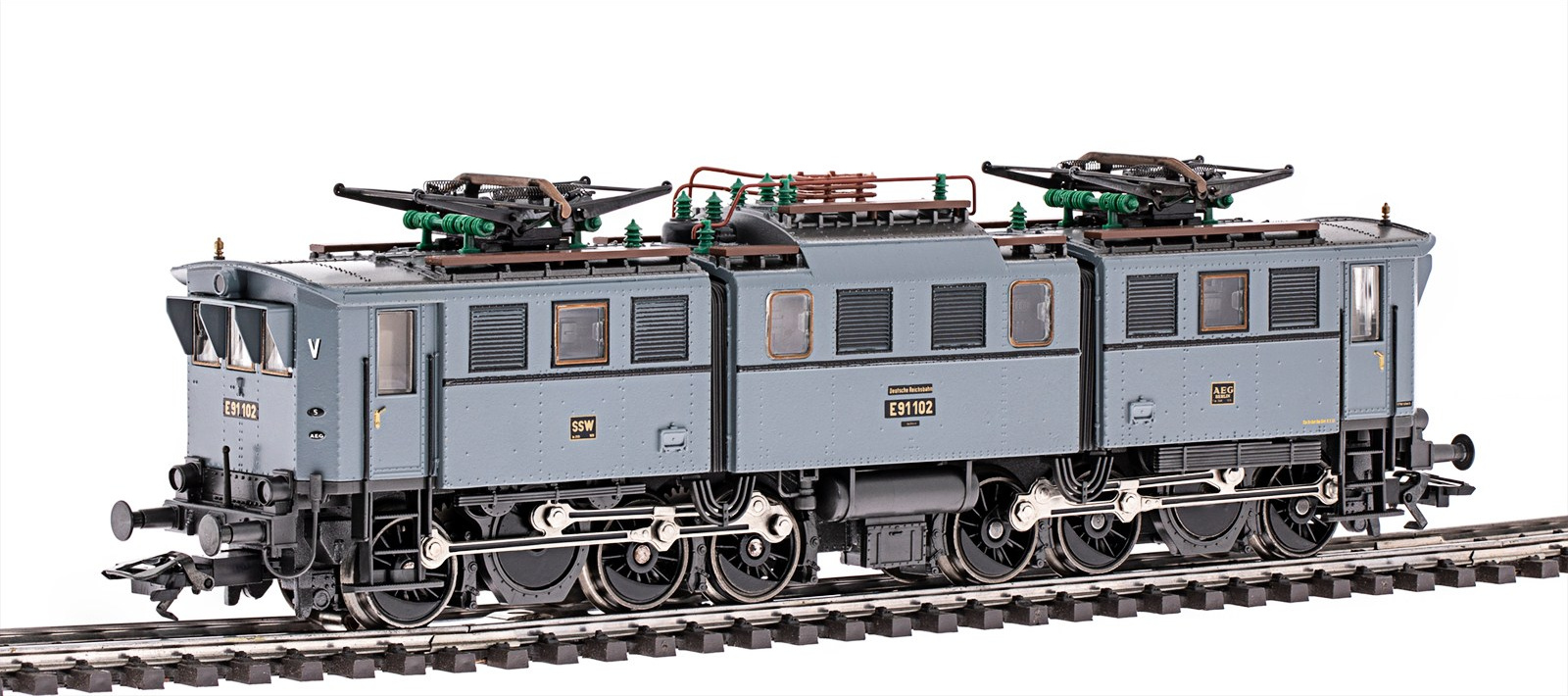 На фотографии крупным планом изображена модель електровоза Märklin 3628, на белом фоне. Фотограф Роман Дюжев.