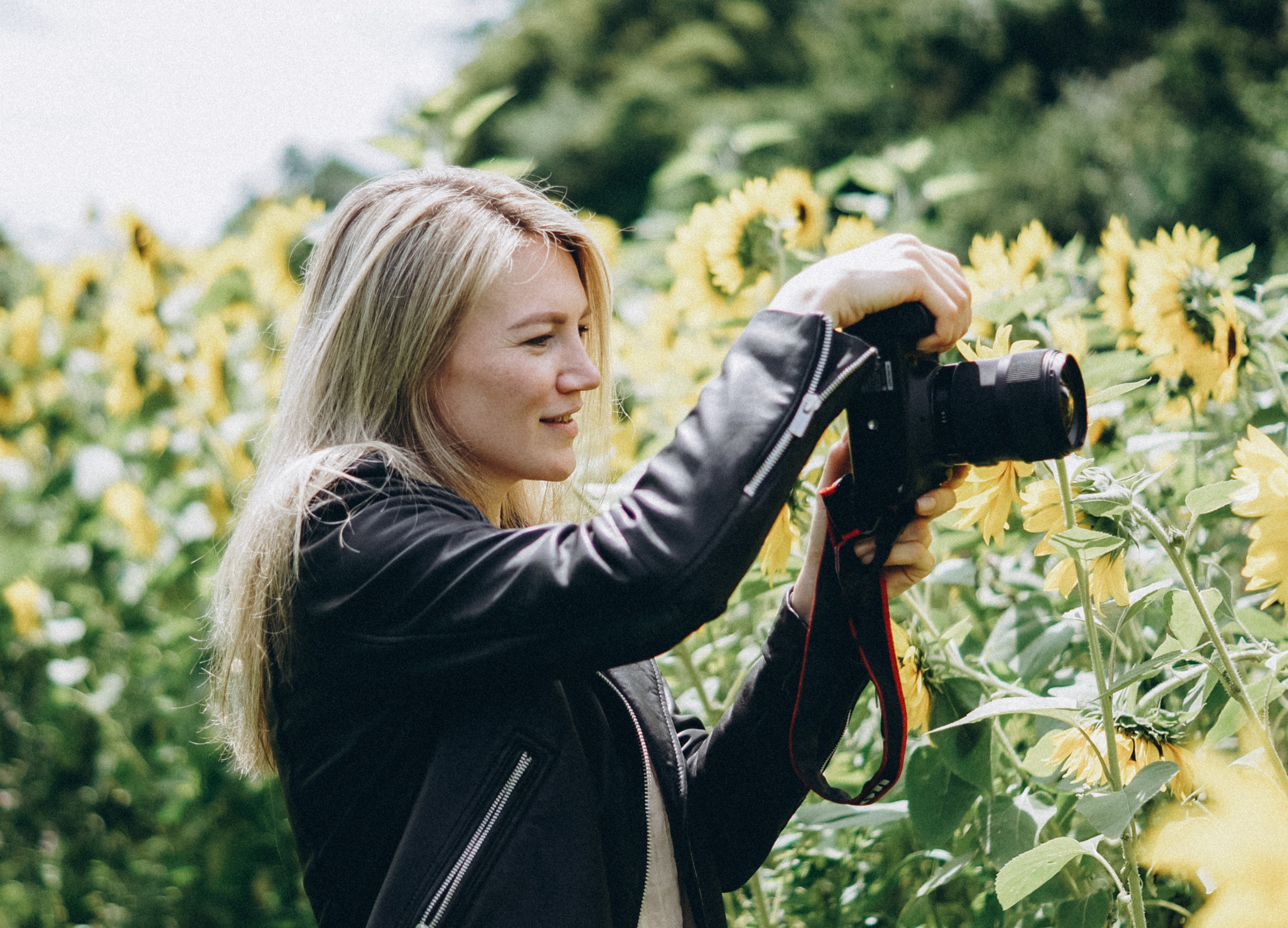 „Zeitlose Kindergartenfotografie in Speyer – lachende Kinder beim Spielen im Garten“