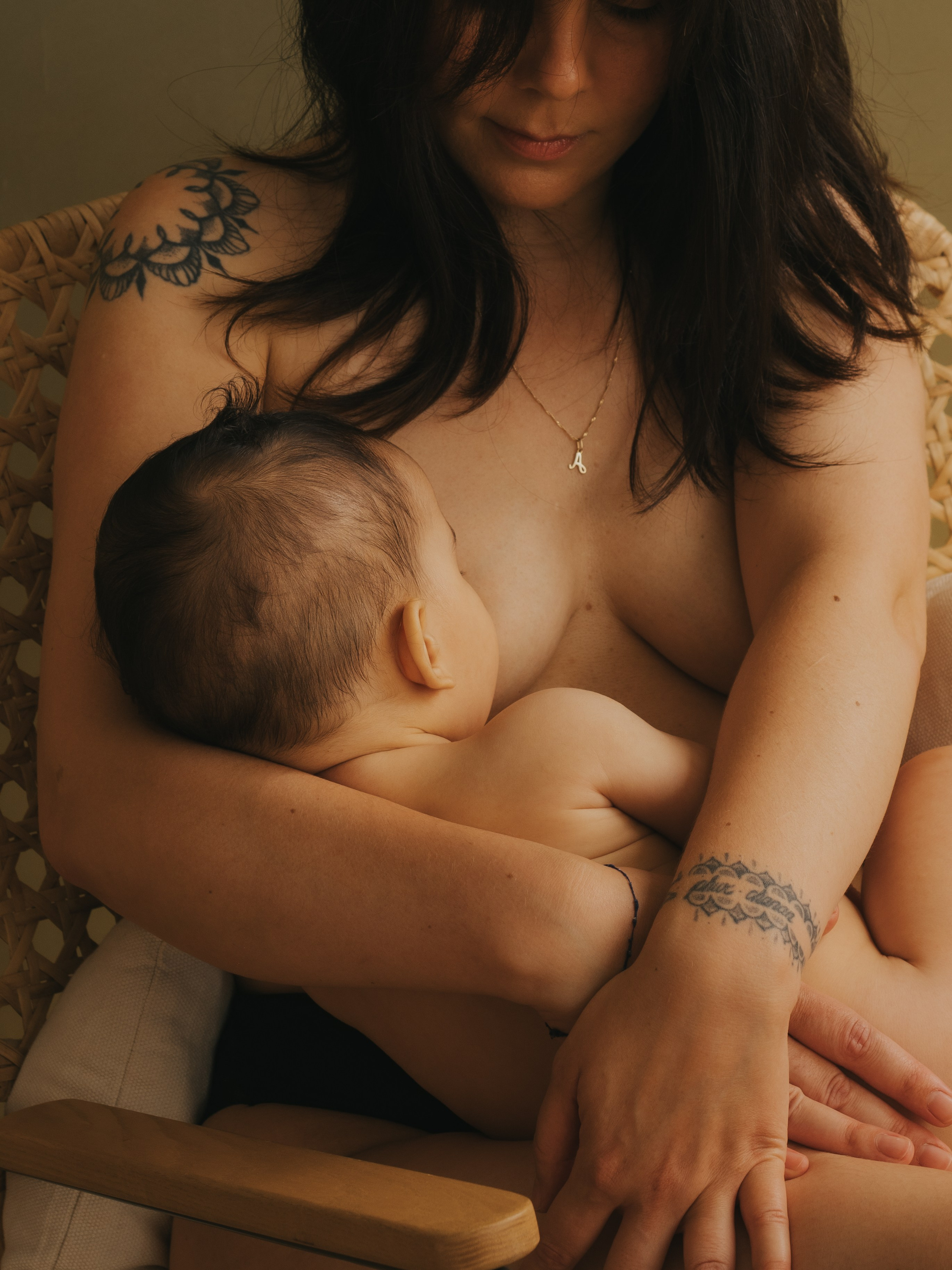 Photographie d’allaitement Montréal. Mimosa Studios — Maternity & Family Photographer in Montreal