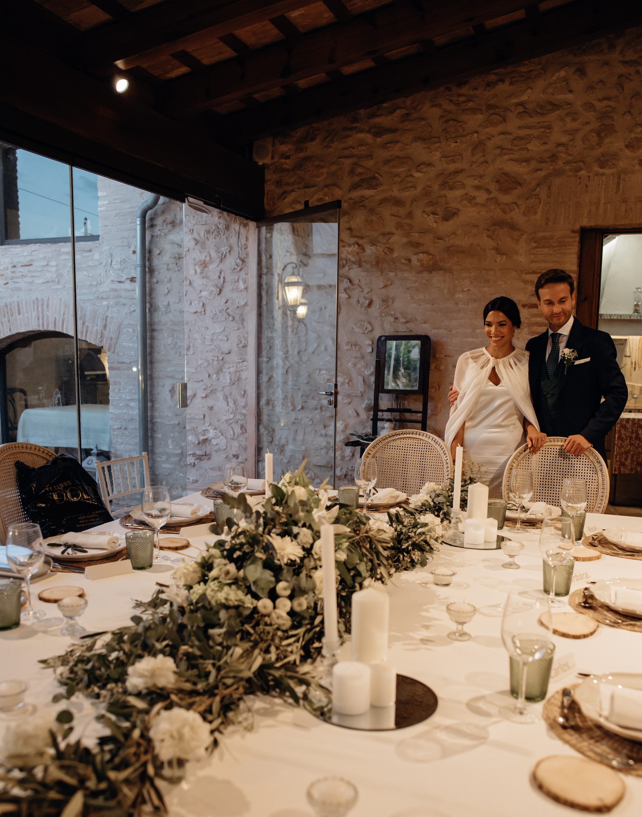 alt="Montaje de mesas y gastronomia exclusiva para banquete de boda en La Mozaira"