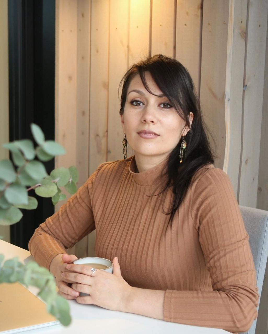 Психологиня на прийомі, тепла атмосфера, жіноча підтримка
