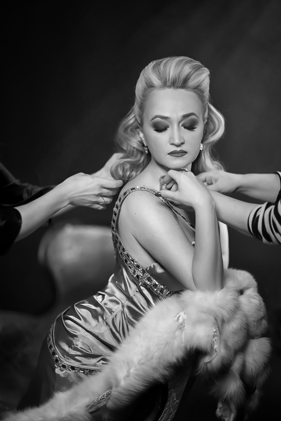 Чёрно-белый гламурный портрет женщины в винтажной позе с атмосферой 60-х