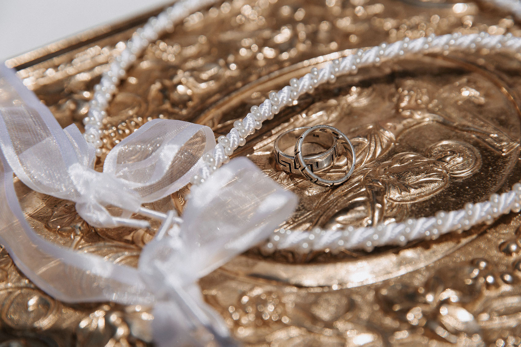 Венки для венчания лежат на Библии. Фотограф на Крите, свадьба в Греции.