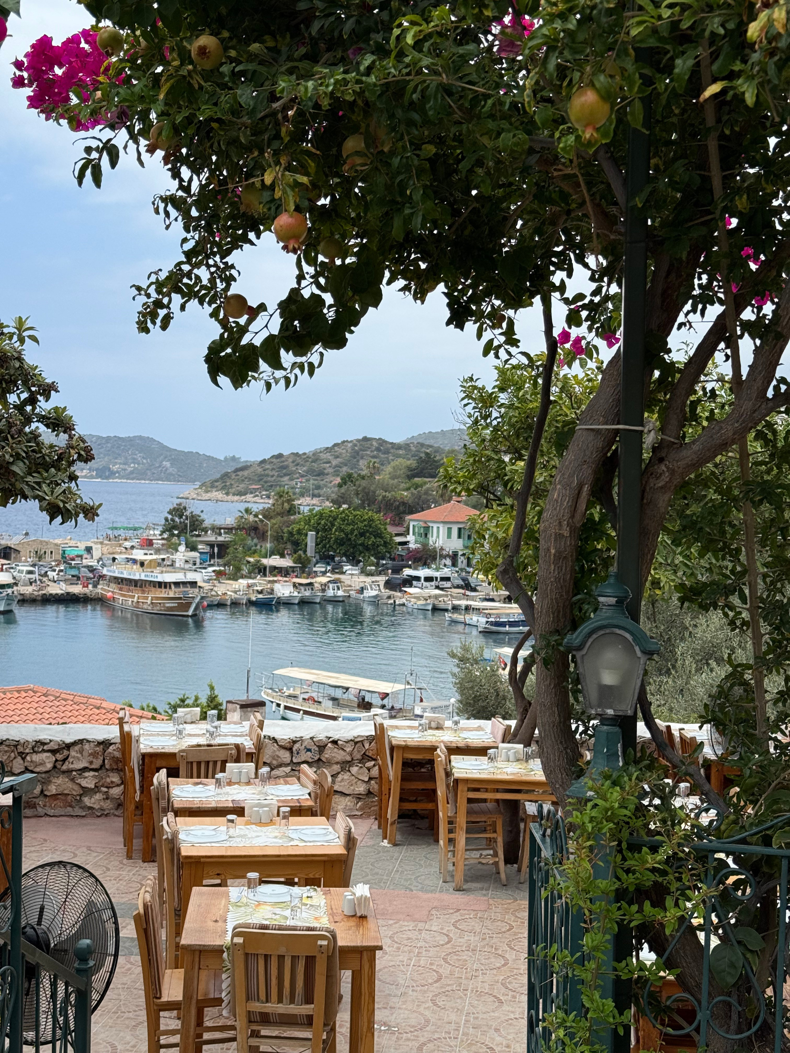 9 Tage in der Türkei: Entspannt und locker. Zwei Tage in jeder Stadt: Istanbul, Antalya, Kaş und ein Villenaufenthalt mit Bergblick