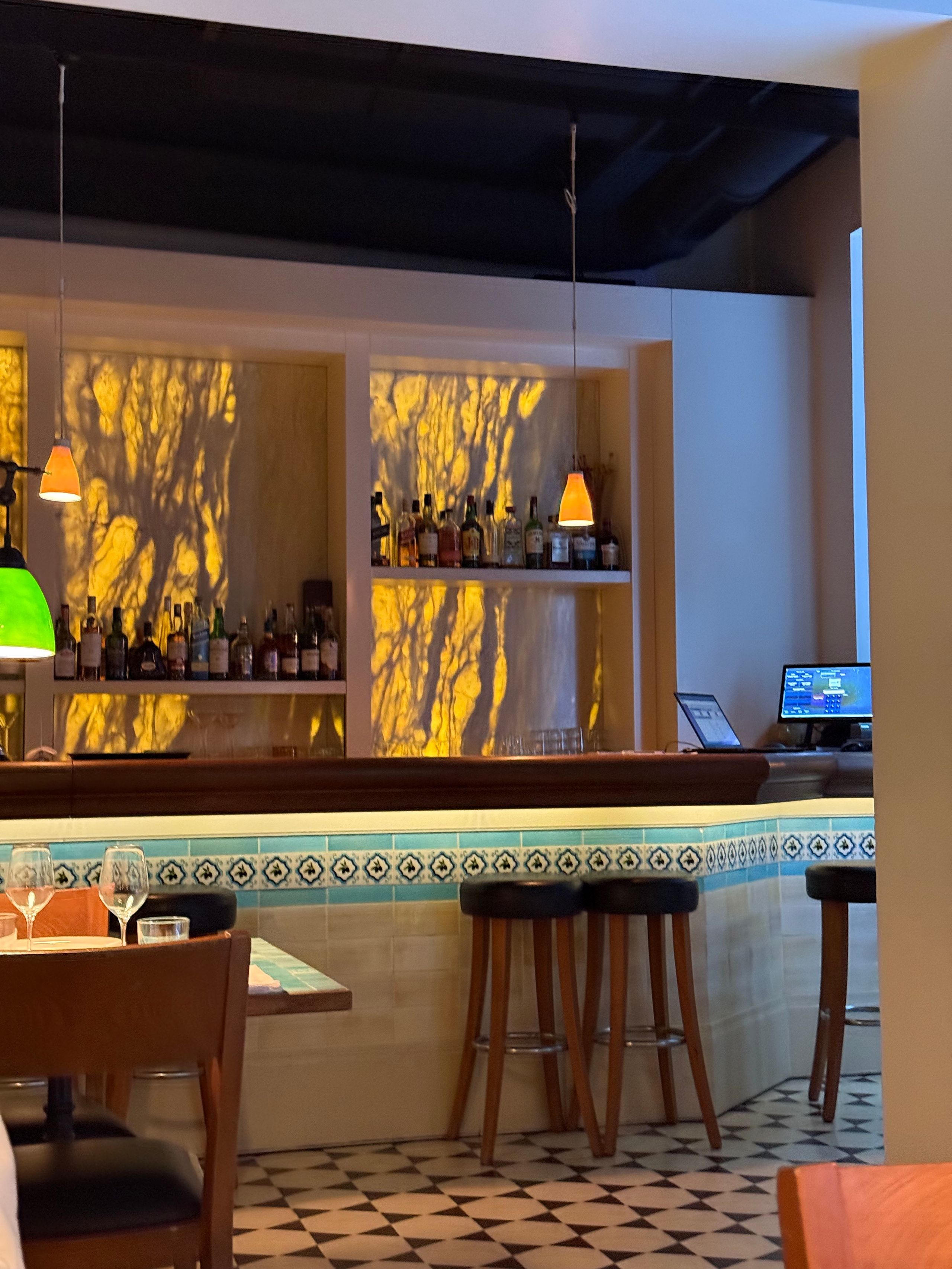 9 Tage in der Türkei: Entspannt und locker. Zwei Tage in jeder Stadt: Istanbul, Antalya, Kaş und ein Villenaufenthalt mit Bergblick