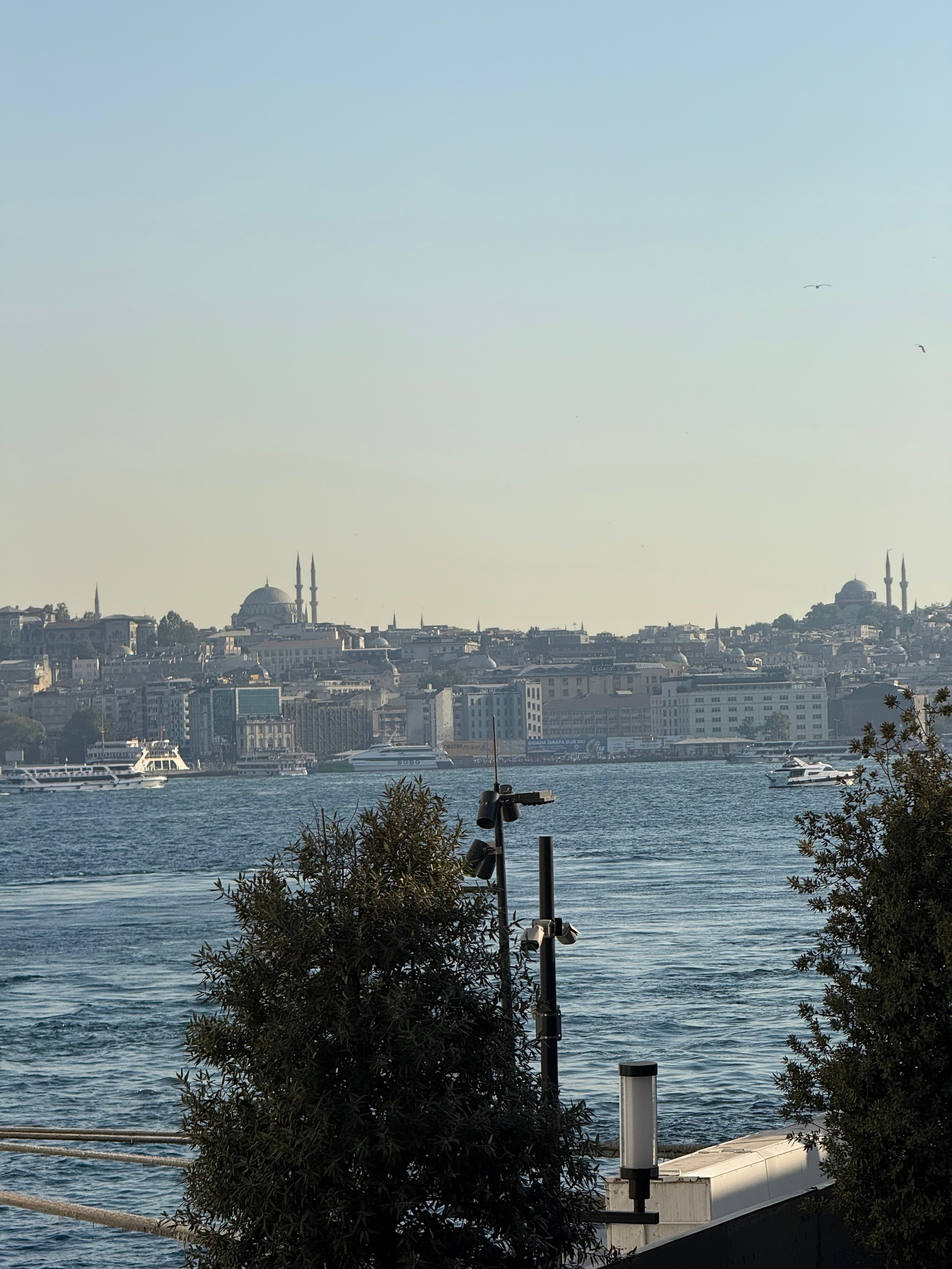 9 Tage in der Türkei: Entspannt und locker. Zwei Tage in jeder Stadt: Istanbul, Antalya, Kaş und ein Villenaufenthalt mit Bergblick