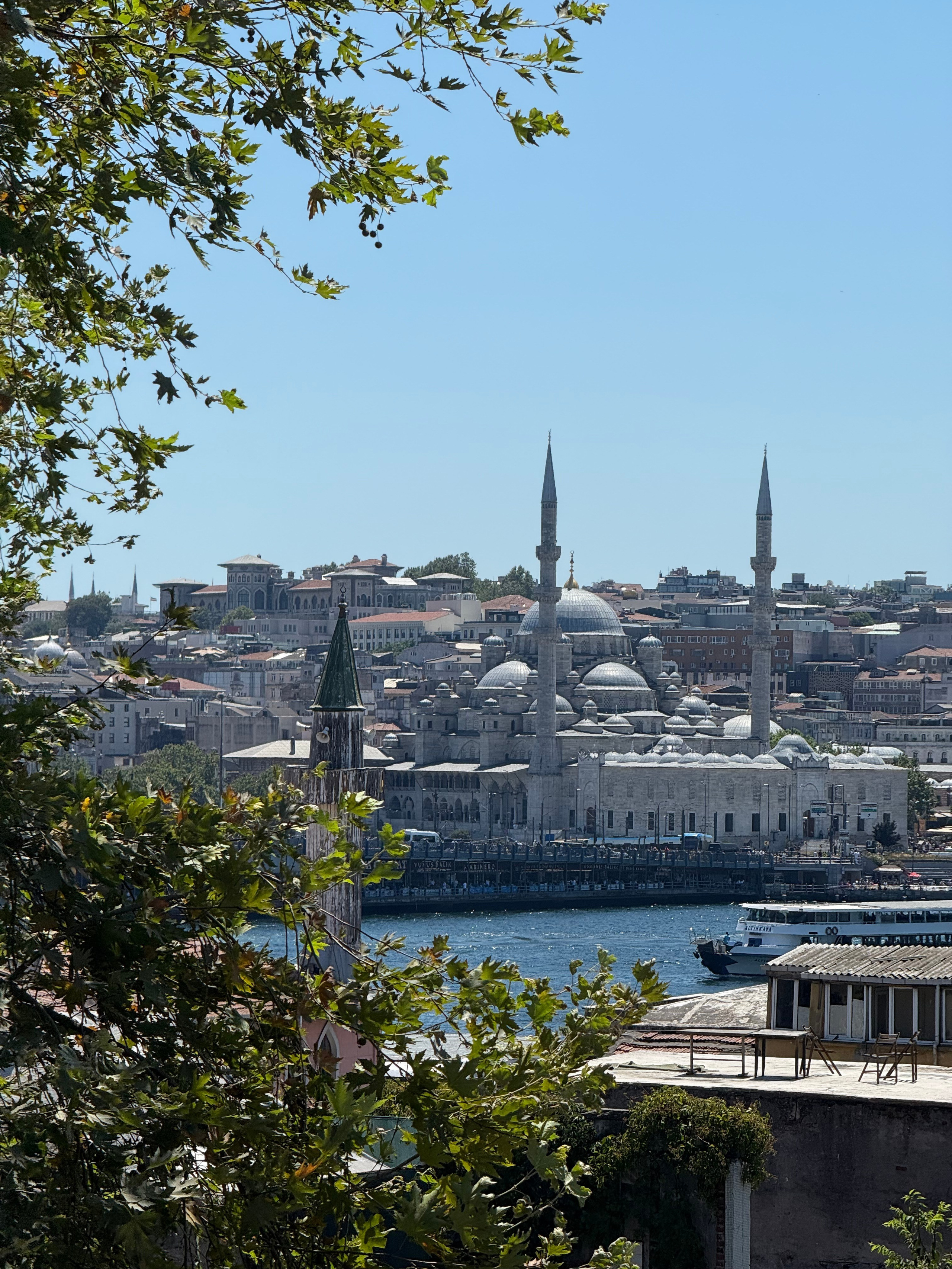 9 Tage in der Türkei: Entspannt und locker. Zwei Tage in jeder Stadt: Istanbul, Antalya, Kaş und ein Villenaufenthalt mit Bergblick