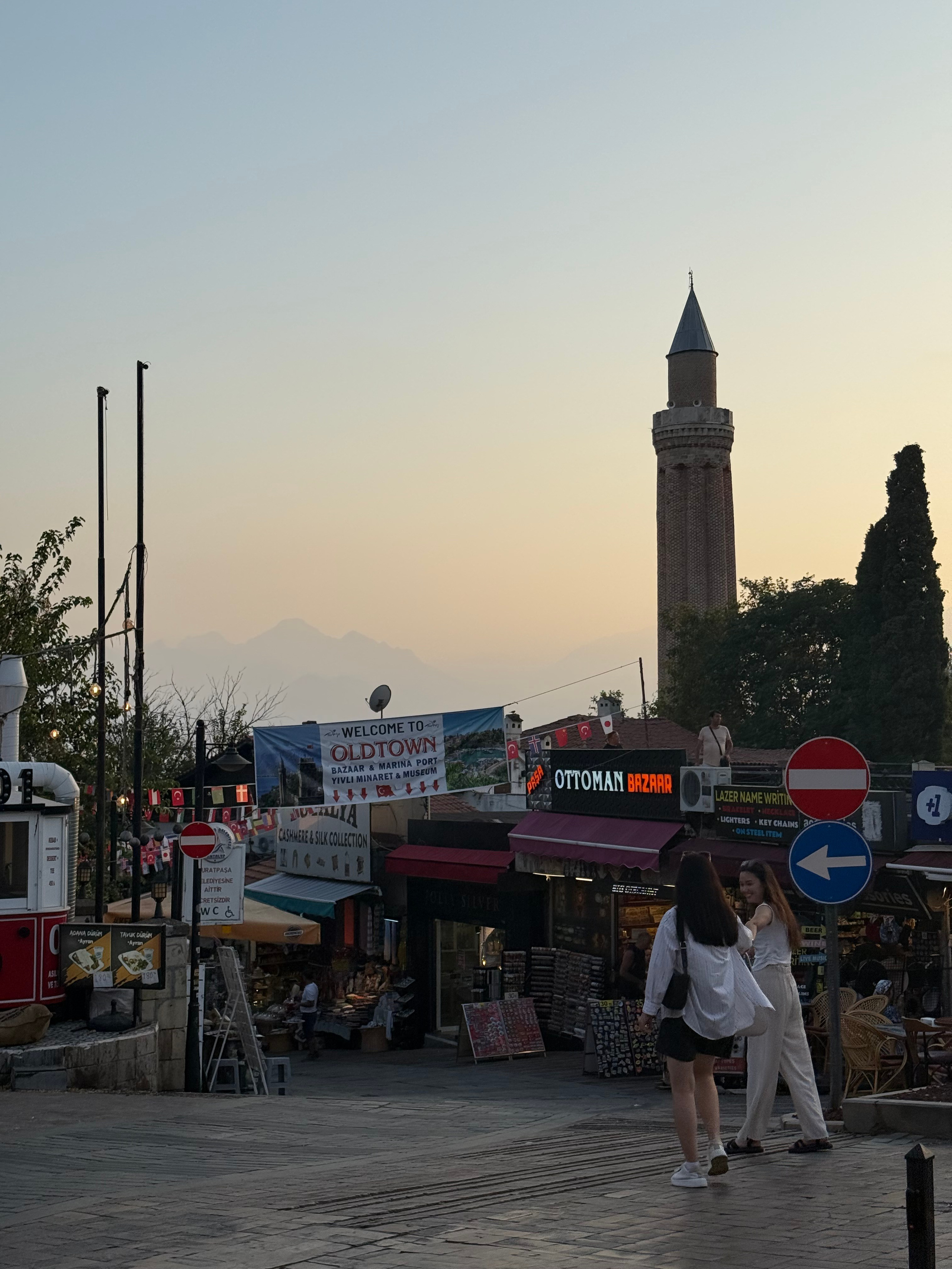 9 Tage in der Türkei: Entspannt und locker. Zwei Tage in jeder Stadt: Istanbul, Antalya, Kaş und ein Villenaufenthalt mit Bergblick