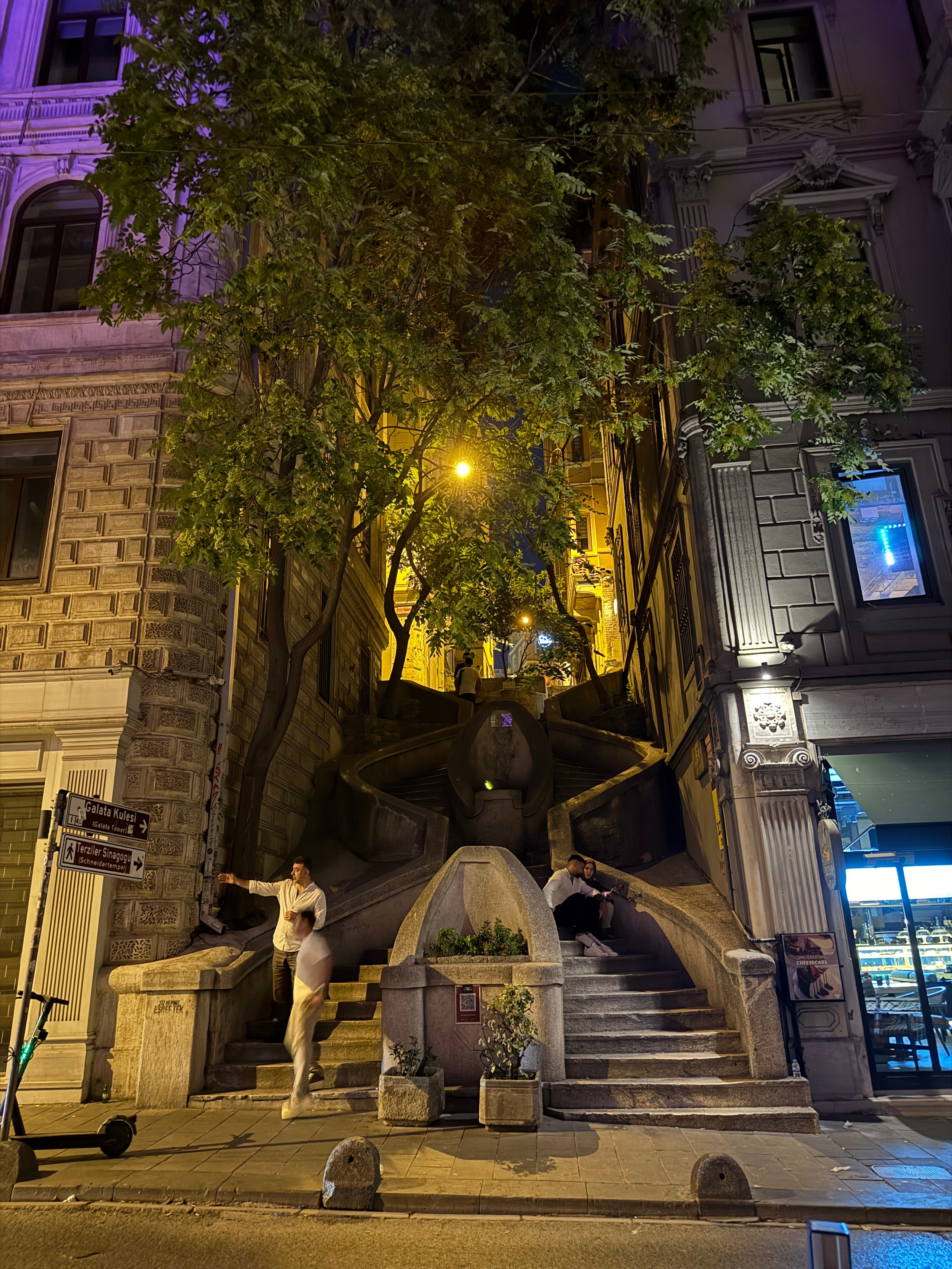 9 Tage in der Türkei: Entspannt und locker. Zwei Tage in jeder Stadt: Istanbul, Antalya, Kaş und ein Villenaufenthalt mit Bergblick