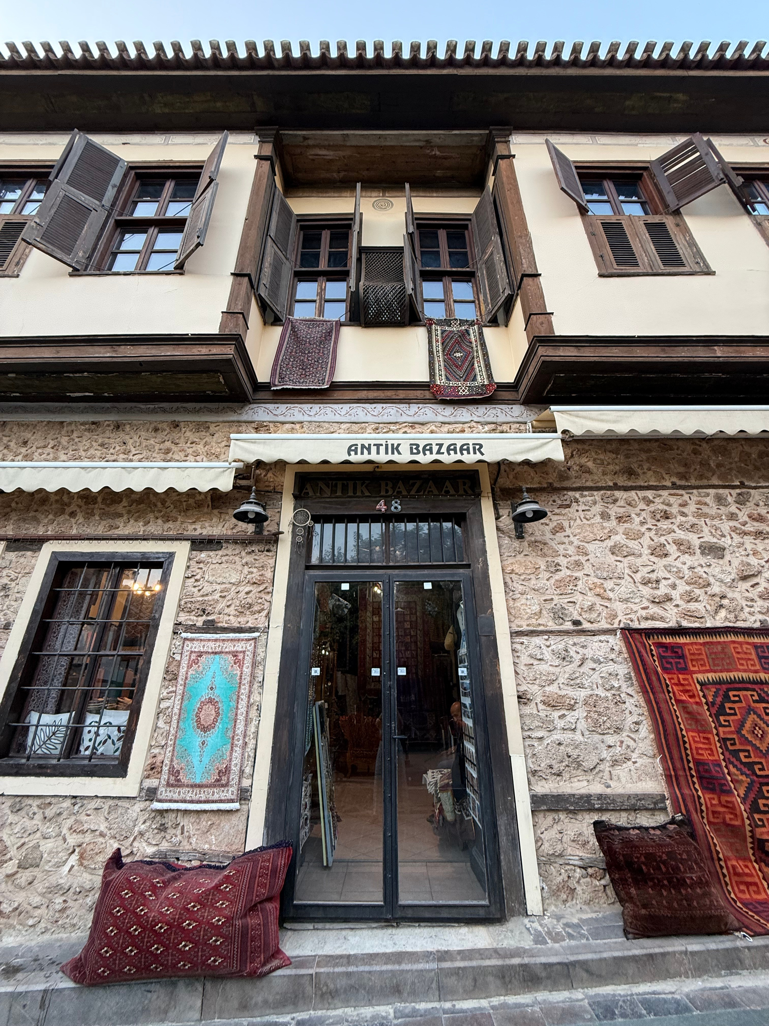 9 Tage in der Türkei: Entspannt und locker. Zwei Tage in jeder Stadt: Istanbul, Antalya, Kaş und ein Villenaufenthalt mit Bergblick