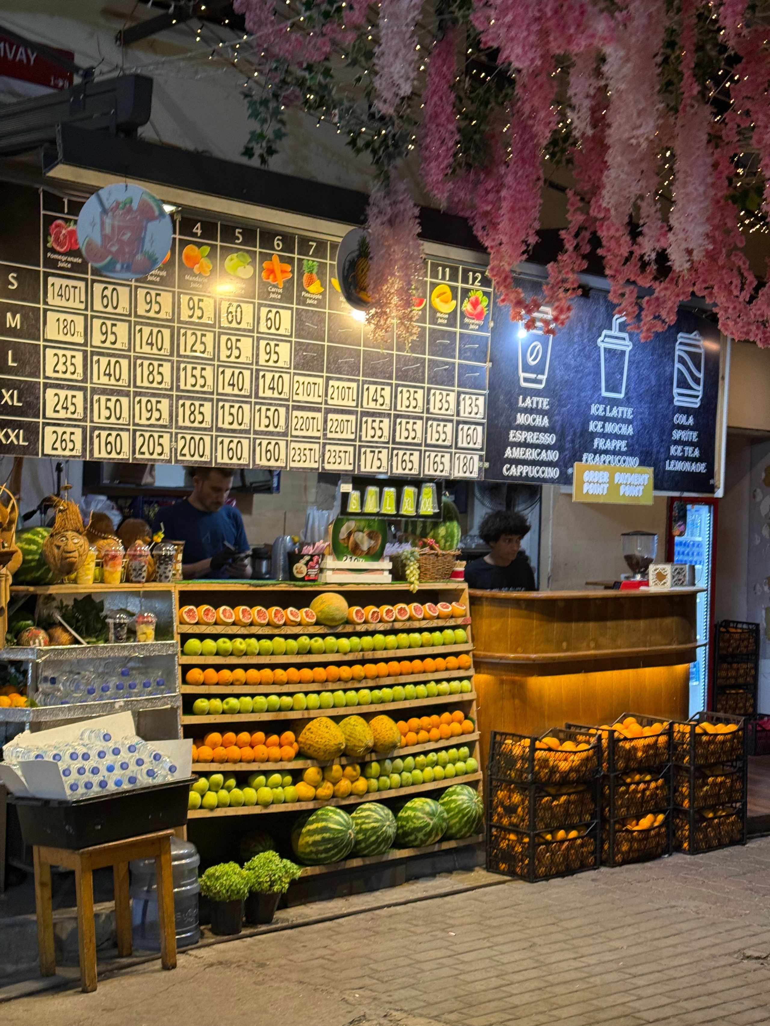 9 Tage in der Türkei: Entspannt und locker. Zwei Tage in jeder Stadt: Istanbul, Antalya, Kaş und ein Villenaufenthalt mit Bergblick