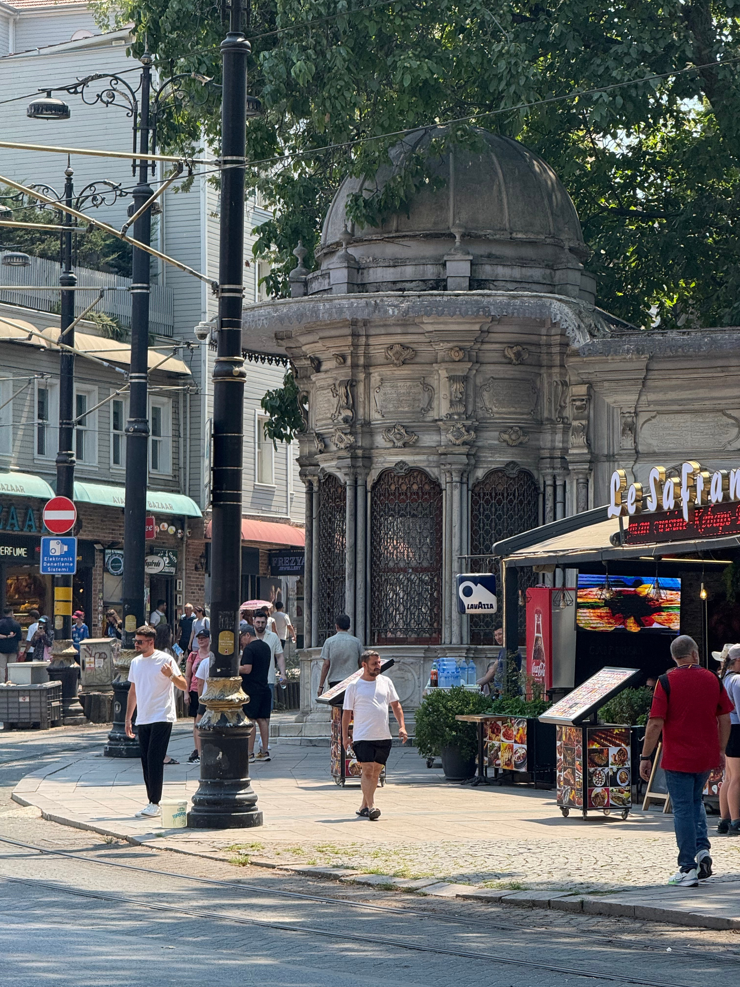 9 Tage in der Türkei: Entspannt und locker. Zwei Tage in jeder Stadt: Istanbul, Antalya, Kaş und ein Villenaufenthalt mit Bergblick