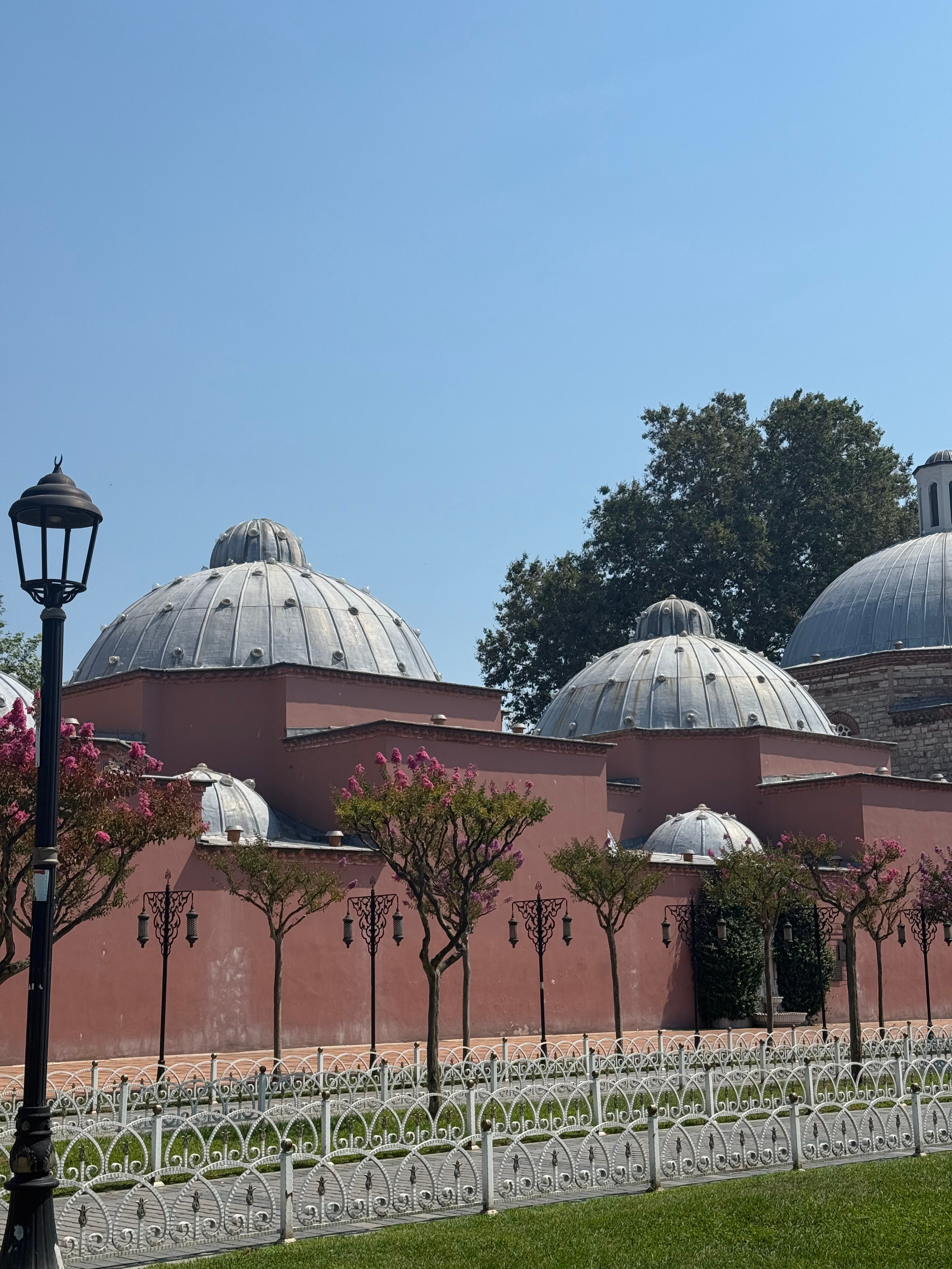 9 Tage in der Türkei: Entspannt und locker. Zwei Tage in jeder Stadt: Istanbul, Antalya, Kaş und ein Villenaufenthalt mit Bergblick
