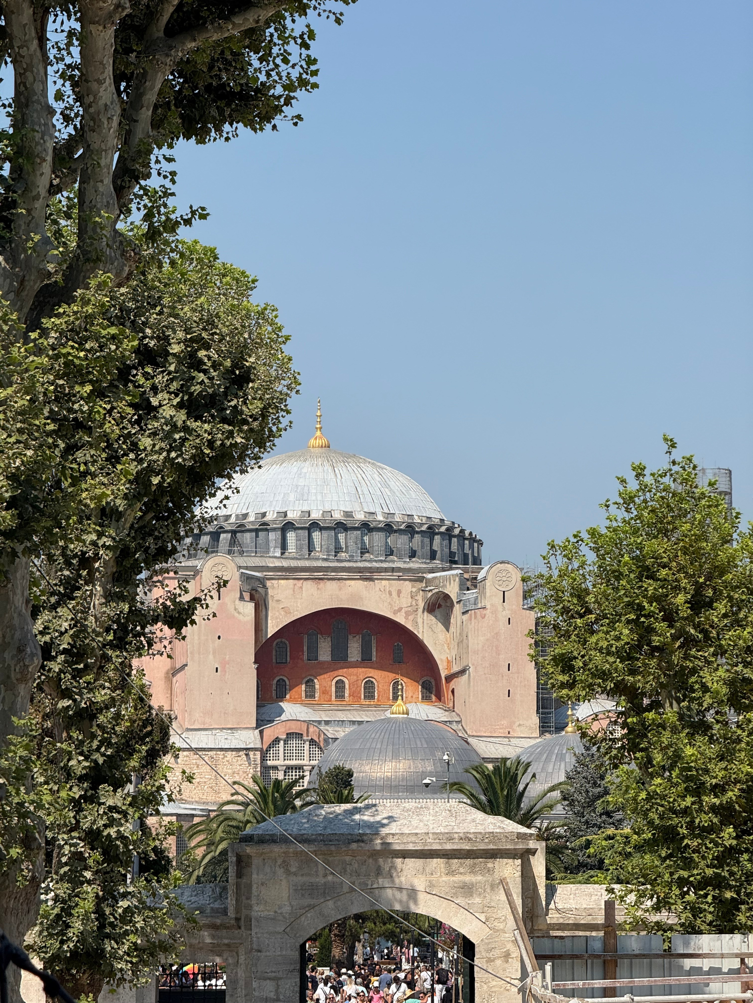 9 Tage in der Türkei: Entspannt und locker. Zwei Tage in jeder Stadt: Istanbul, Antalya, Kaş und ein Villenaufenthalt mit Bergblick