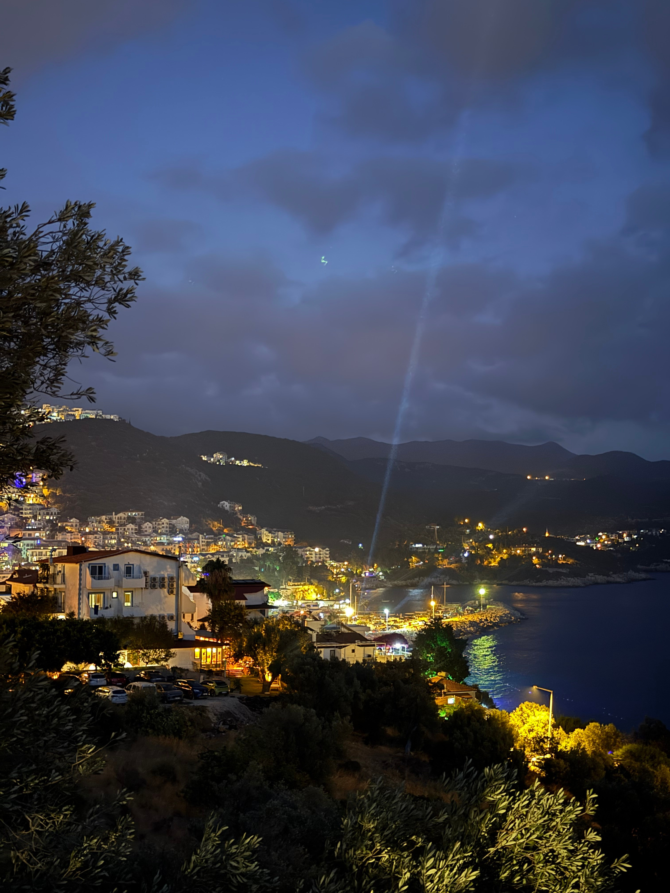 9 Tage in der Türkei: Entspannt und locker. Zwei Tage in jeder Stadt: Istanbul, Antalya, Kaş und ein Villenaufenthalt mit Bergblick