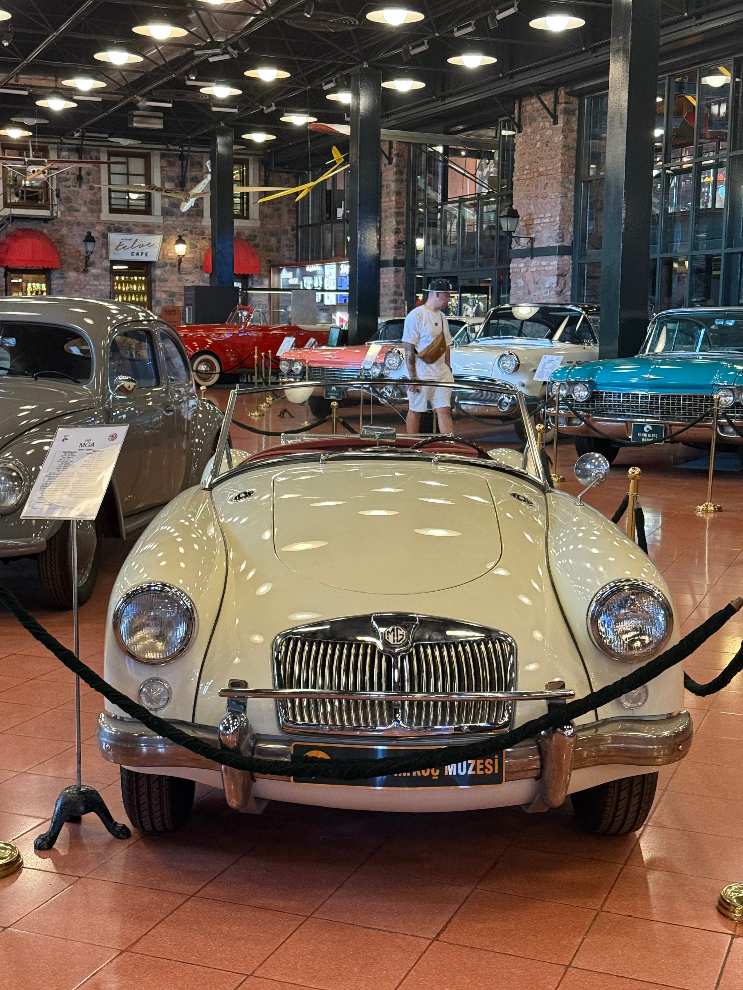 9 Tage in der Türkei: Entspannt und locker. Zwei Tage in jeder Stadt: Istanbul, Antalya, Kaş und ein Villenaufenthalt mit Bergblick