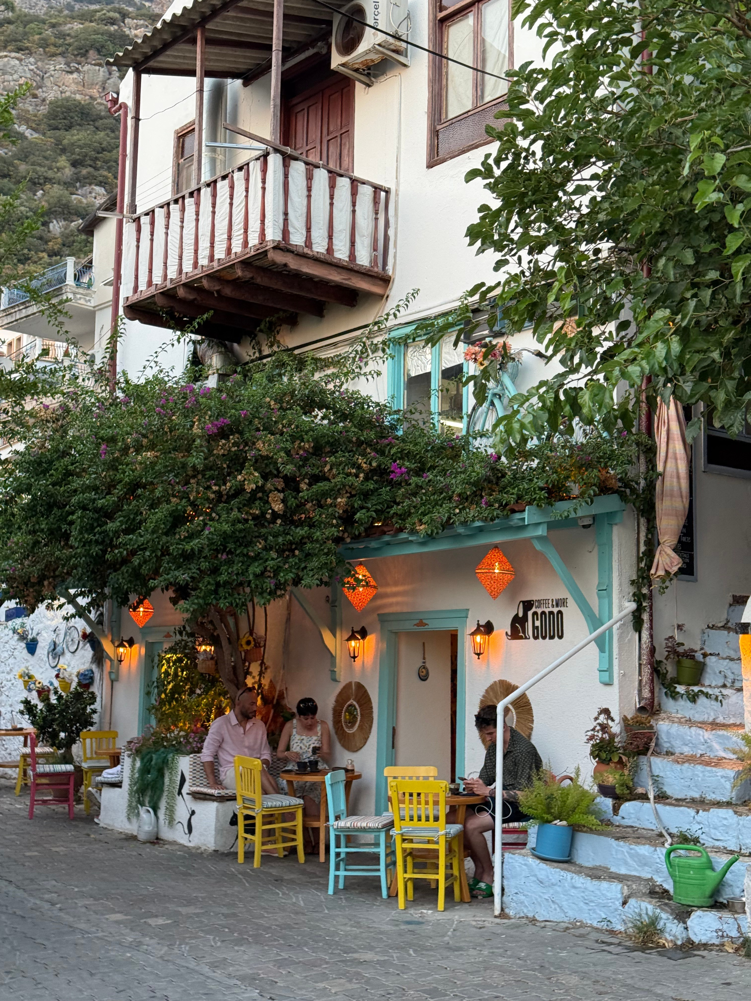 9 Tage in der Türkei: Entspannt und locker. Zwei Tage in jeder Stadt: Istanbul, Antalya, Kaş und ein Villenaufenthalt mit Bergblick