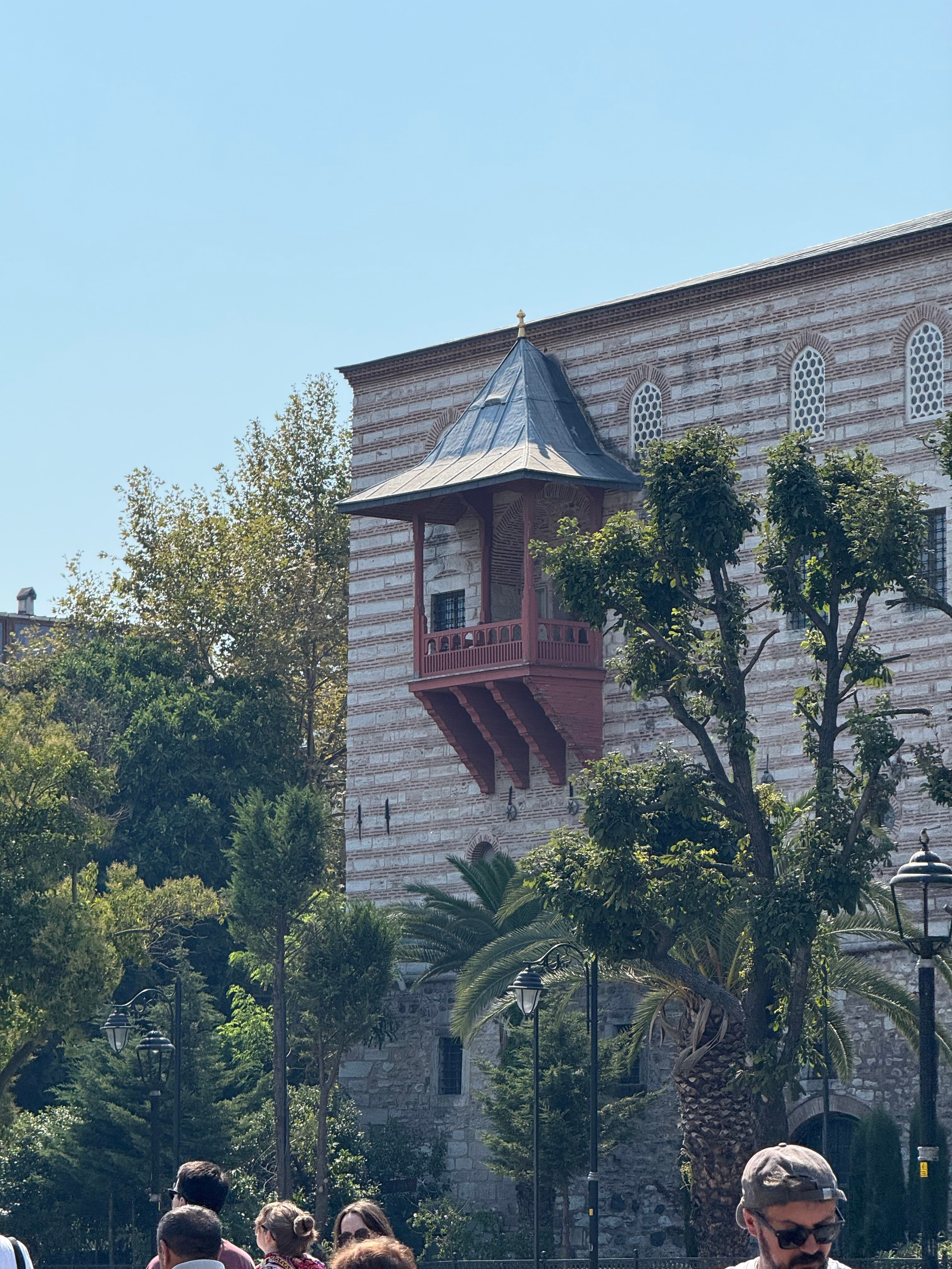 9 Tage in der Türkei: Entspannt und locker. Zwei Tage in jeder Stadt: Istanbul, Antalya, Kaş und ein Villenaufenthalt mit Bergblick