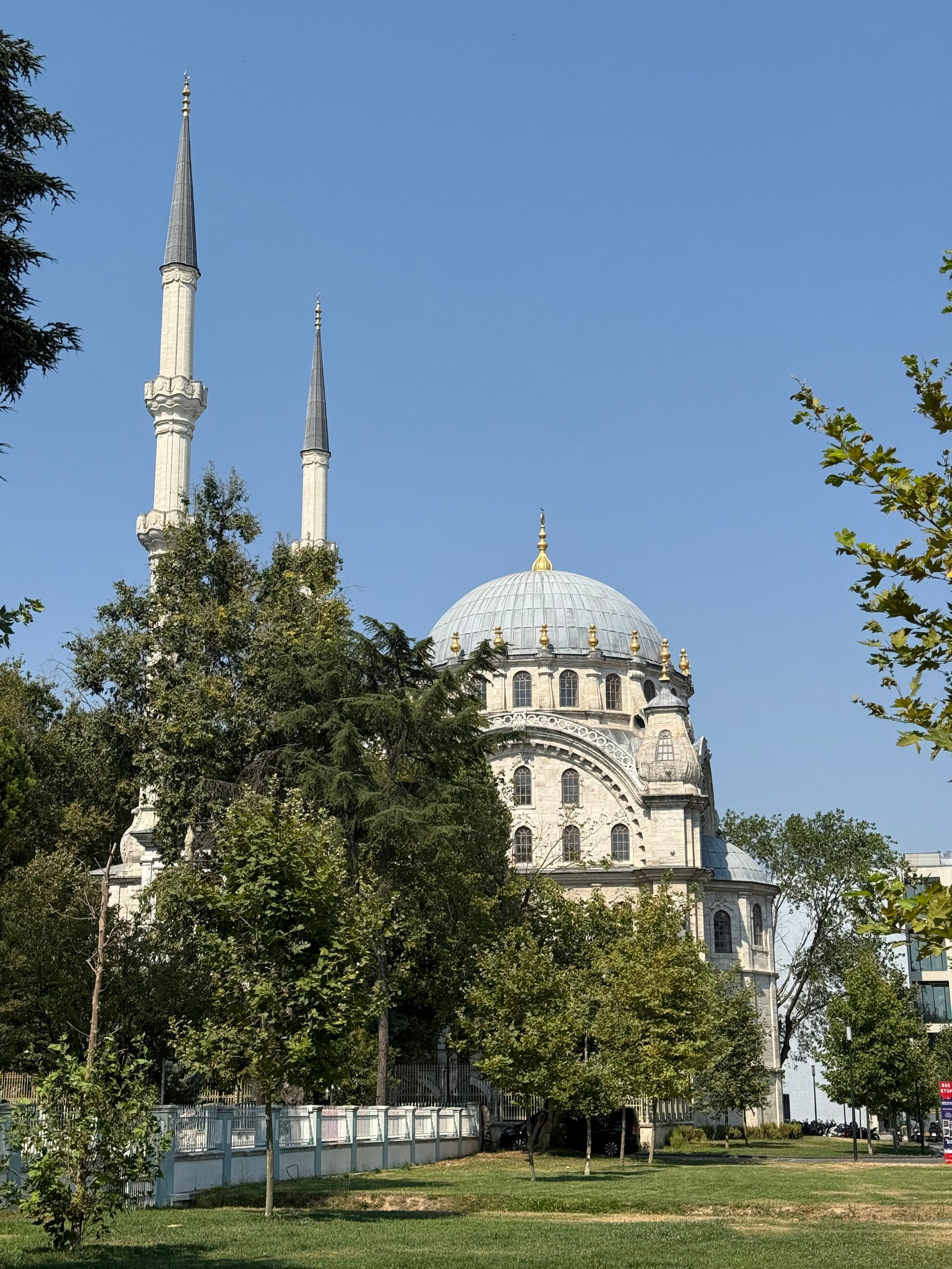 9 Tage in der Türkei: Entspannt und locker. Zwei Tage in jeder Stadt: Istanbul, Antalya, Kaş und ein Villenaufenthalt mit Bergblick