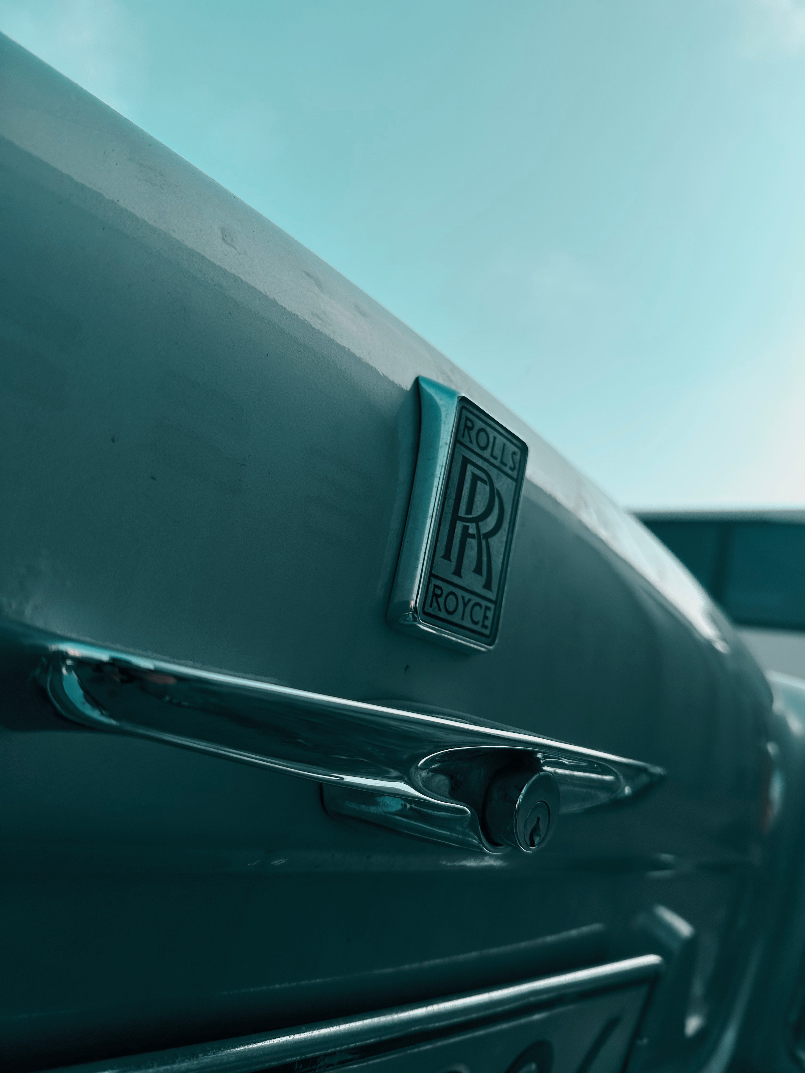 Знаменитая фигурка 'Дух экстаза' на капоте Rolls-Royce Silver Shadow.