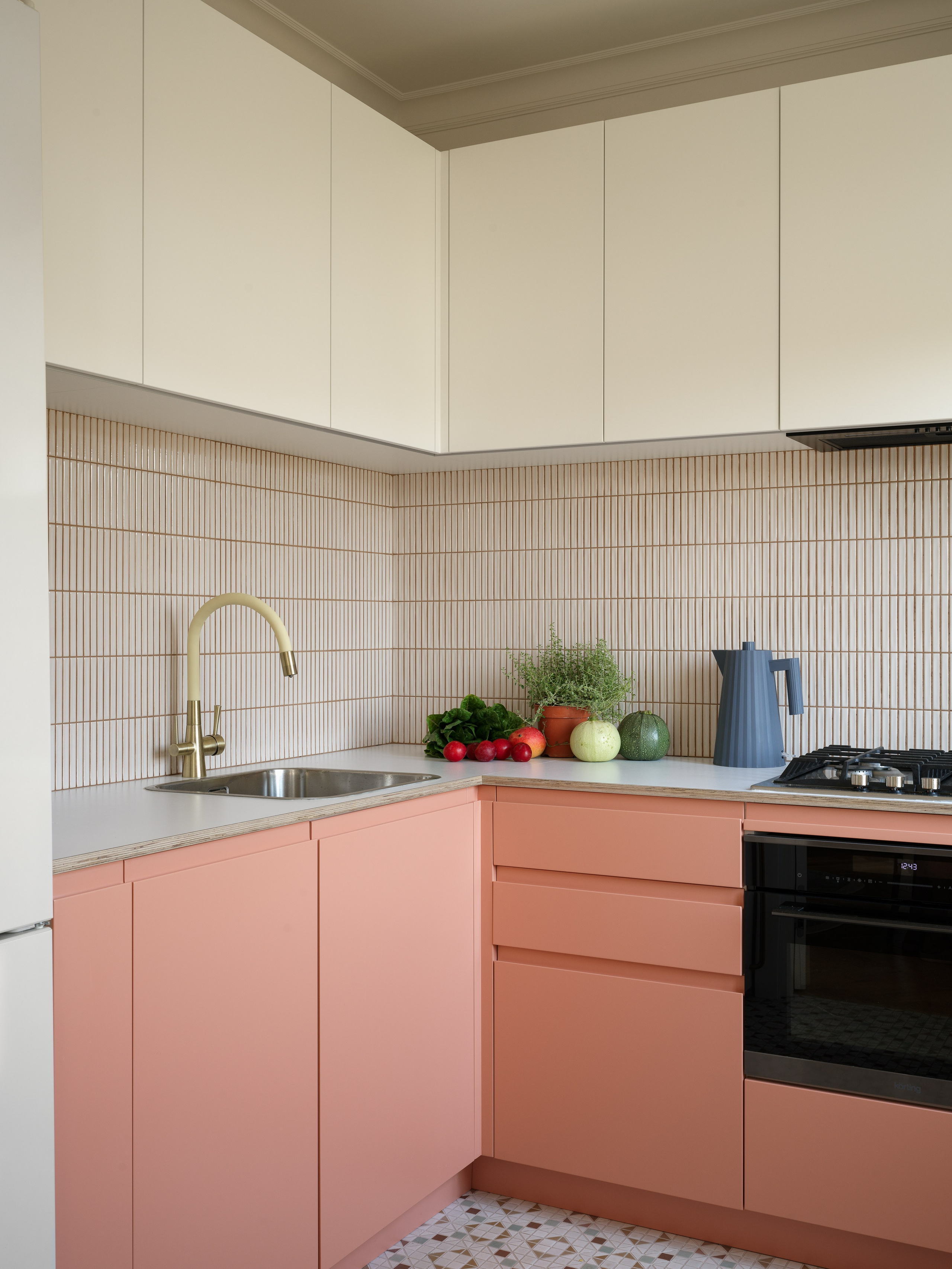 Солнце в дереве: теплый ретро-интерьер на 45 метрах