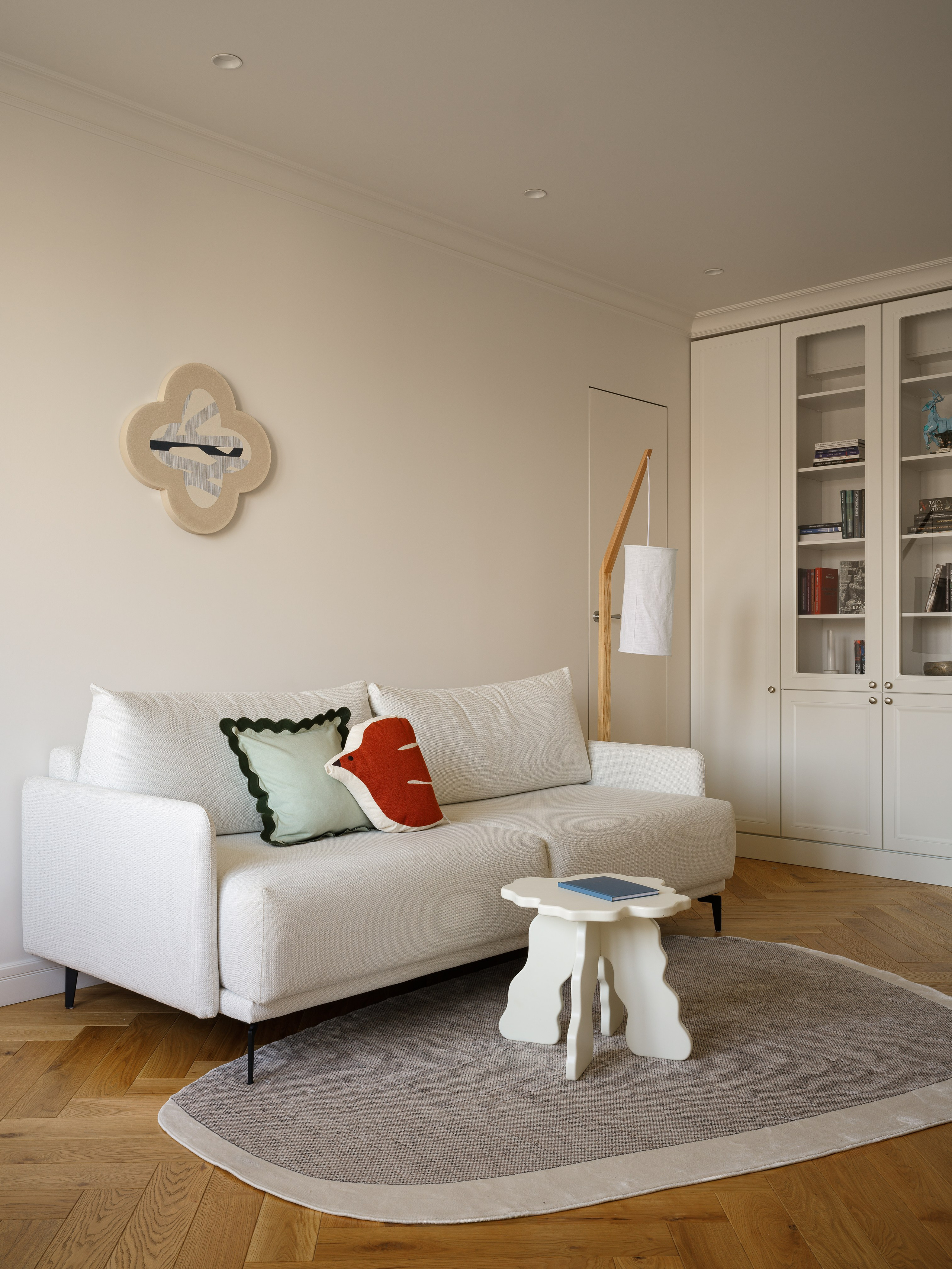 Фрагмент гостиной с ретро-мебелью и винтажным декором на полке.