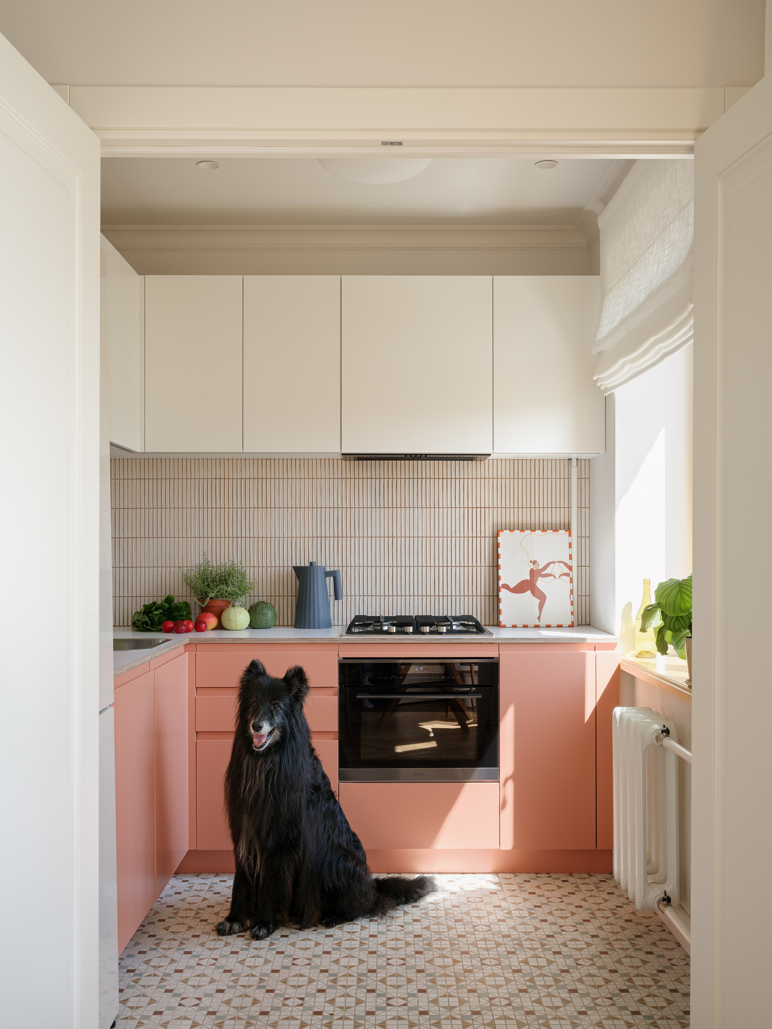 Солнце в дереве: теплый ретро-интерьер на 45 метрах