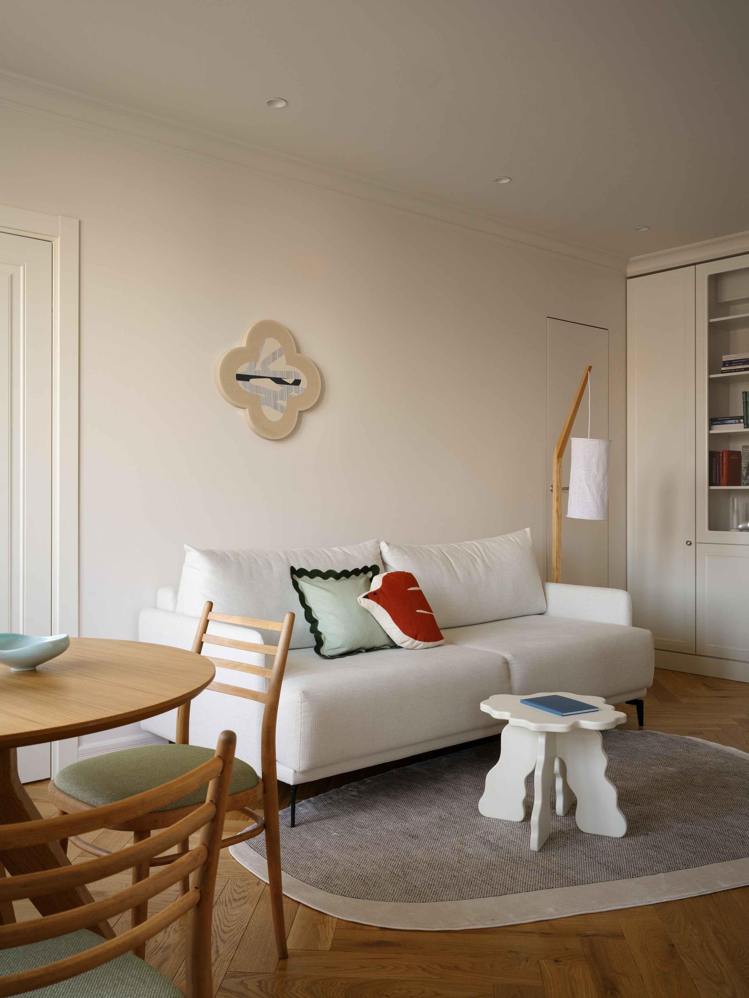 Дубовый паркет, уложенный классической елочкой, в гостиной квартиры на Комсомольском проспекте