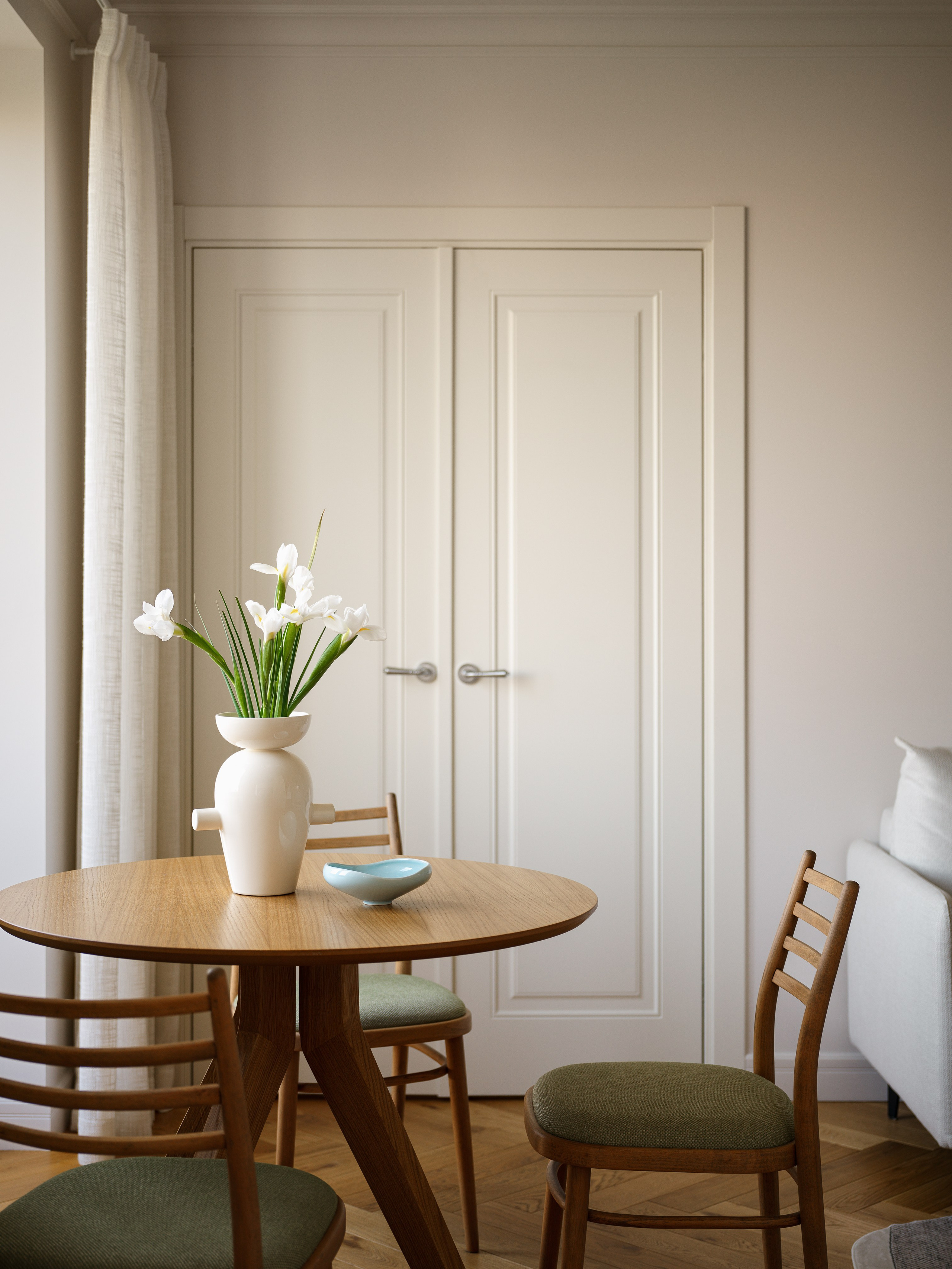 Солнце в дереве: теплый ретро-интерьер на 45 метрах