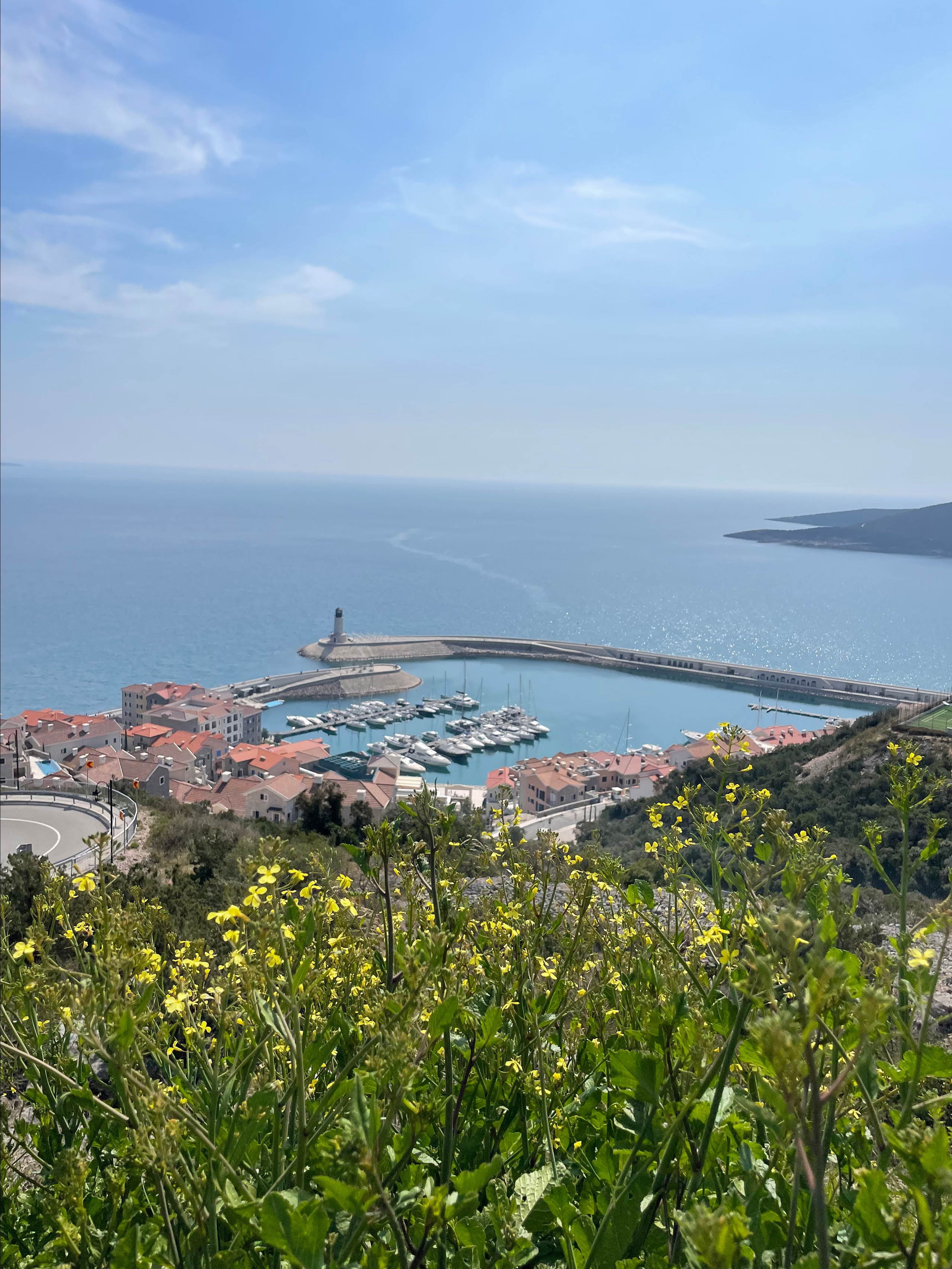 Ontdek de Schoonheid en Opwinding van Lustica Bay — Uw Ultieme Gids