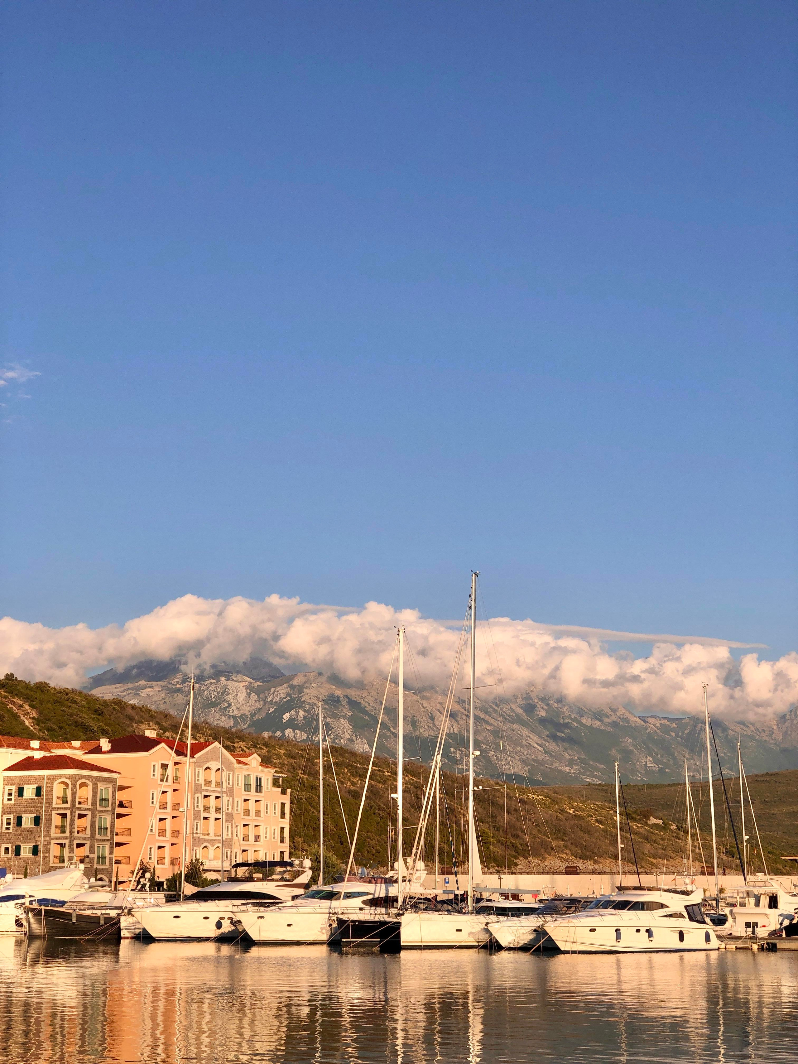 Ontdek de Schoonheid en Opwinding van Lustica Bay — Uw Ultieme Gids