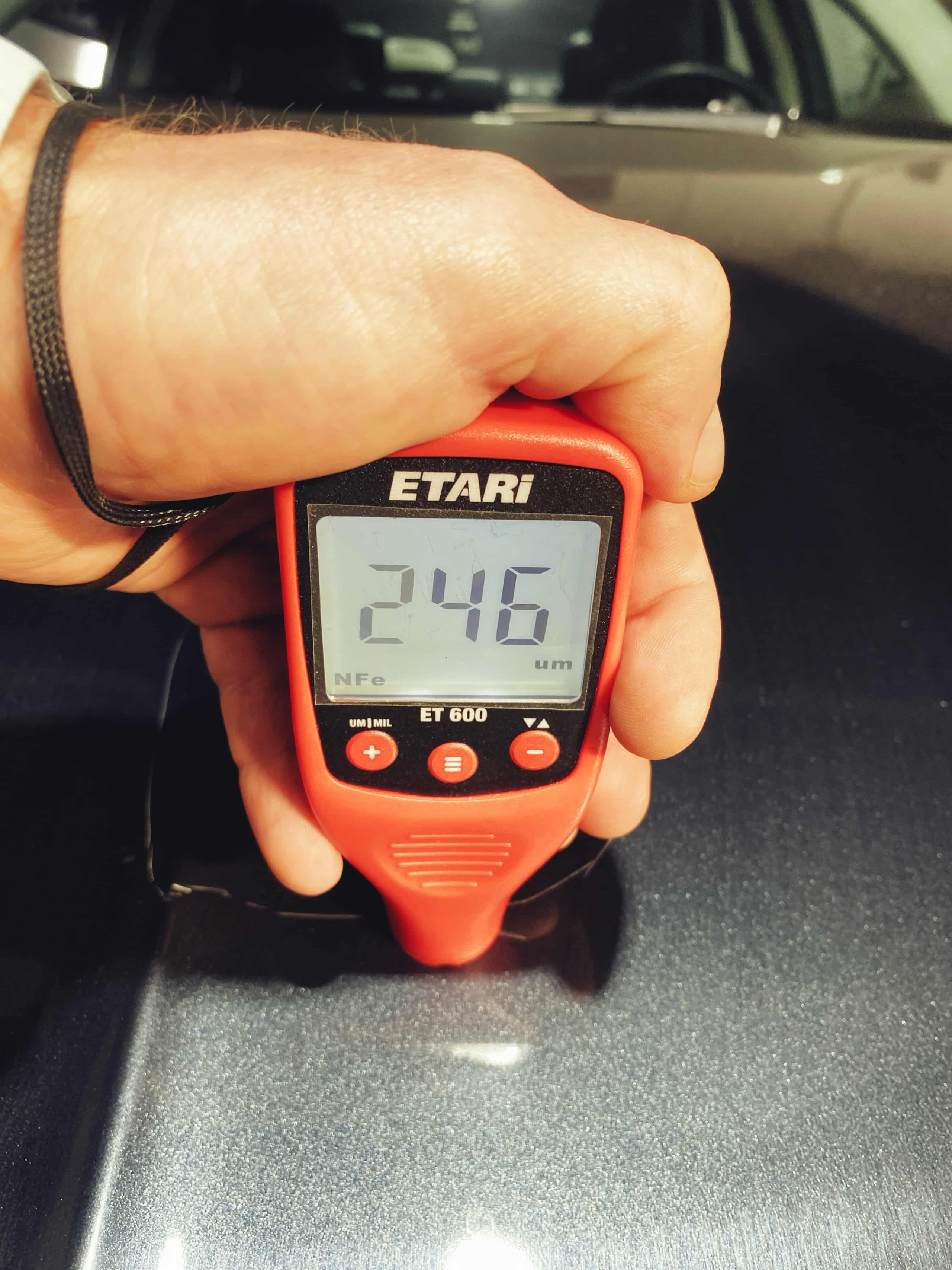 Толщиномер для автомобилей, используемый для проверки толщины лакокрасочного покрытия при покупке подержанного автомобиля, чтобы выявить скрытые повреждения.