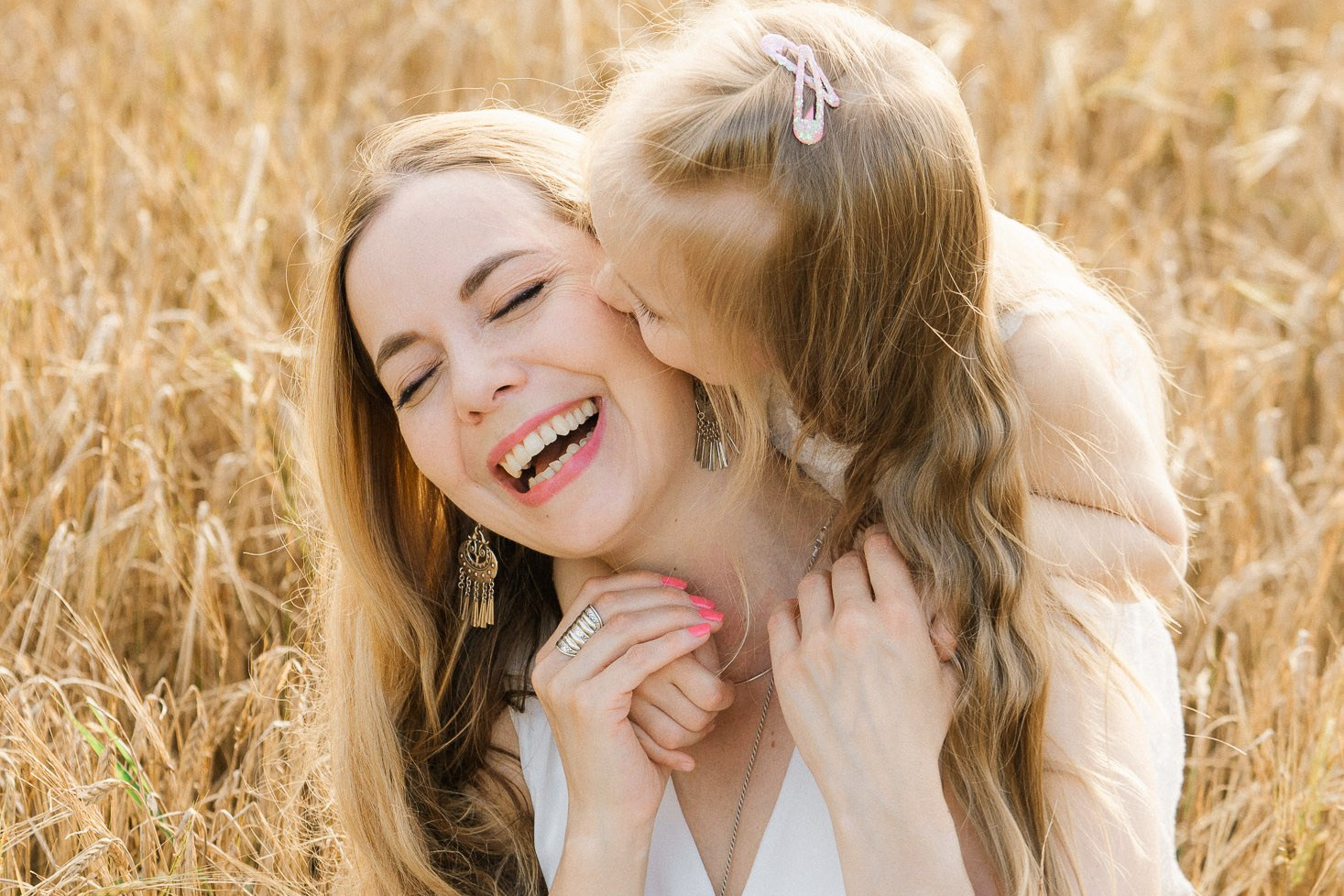 Äiti ja tytär pellolla