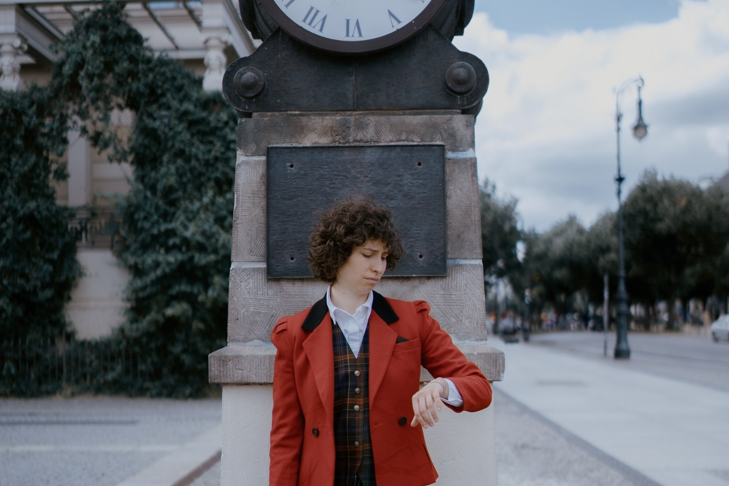 Individuelles Portraitshooting Dresden – junge Frau in roter Jacke