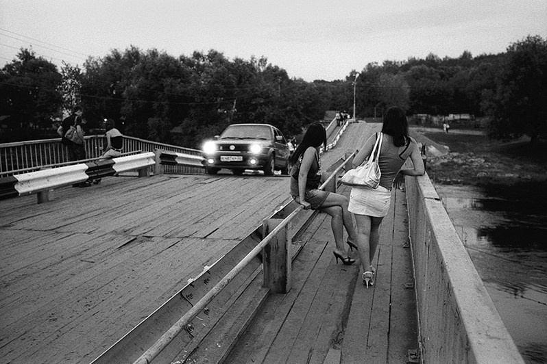 Вечерние огни на понтонном мосту через Десну, Брянск, Россия. 2010