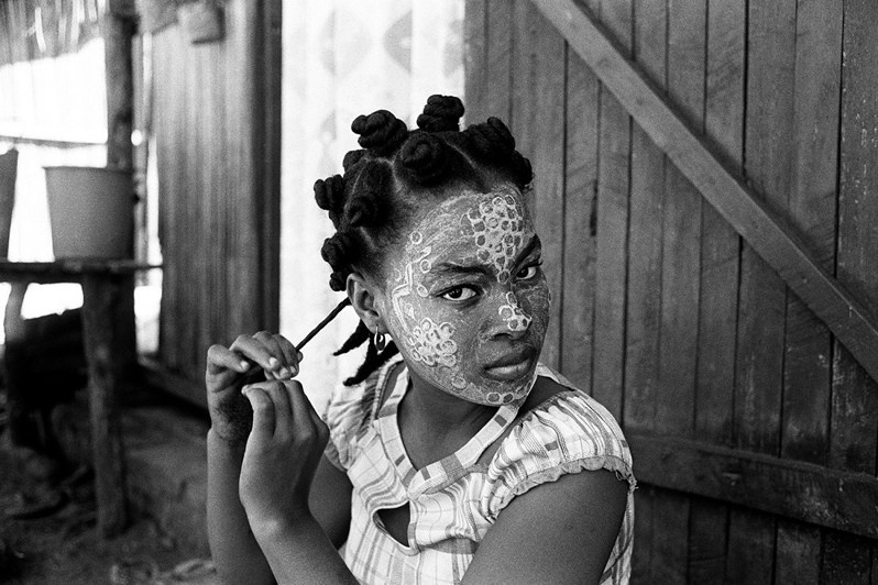 Beauty and sun protection mask with clay and sandalwood, Nosy Be island, Diana region, Antsiranana province, Republic of Madagascar. 2003