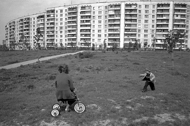 Прогулка матери с сыном на пустыре, Запорожье, УССР. 1983